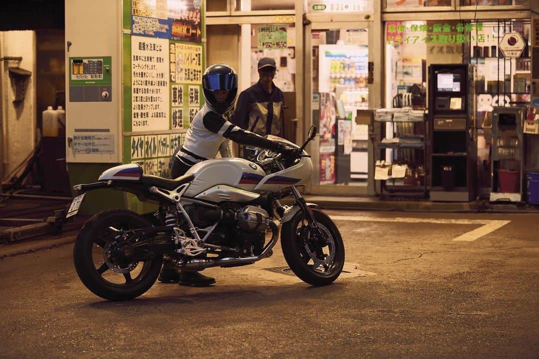 BMW Motorrad Japanさんのインスタグラム写真 - (BMW Motorrad JapanInstagram)「真夜中の都会の明かりはツーリングの疲れを癒してくれる。 . #bmwmotorradjapan #bmwbikes #makelifearide #RnineTRacer #bike_japan #バイクで #バイク旅 #バイクは楽しい #ツーリング #ライダー #バイク写真部」5月31日 12時00分 - bmwmotorradjapan