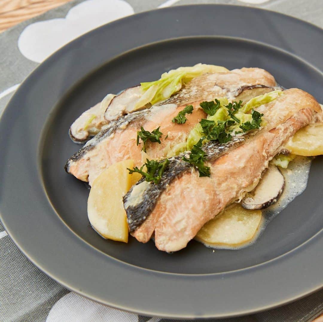 irodori - くらしを彩るウェブマガジン -さんのインスタグラム写真 - (irodori - くらしを彩るウェブマガジン -Instagram)「今週もお疲れ様でした✨ 週末は、人気の圧力調理バッグを使ってチン！すれば完成する 洋風の魚メニューにトライしませんか😉👍 ・ <鮭と野菜のクリーム煮> 1️⃣キャベツ、じゃがいも、玉ねぎ、しいたけを切る 2️⃣生鮭の水分をふき取り、調理バッグに入れて1️⃣と調味料を加え、ジッパーを閉めて軽く振って味をなじませる 3️⃣バッグを平らに整えて耐熱皿に乗せ、電子レンジで加熱する 4️⃣耐熱皿ごと取り出し、器に盛り付け、お好みでパセリのみじん切りを散らして完成！ ・ 1皿で栄養満点💯 短時間で失敗なくできるので、ぜひ試してくださいね！ ・ 生活情報サイトLideaでは、 魚料理の電子レンジレシピについて詳しく紹介しています。 プロフィールのリンクからどうぞ☘👉@irodori_lidea ・ ・ #irodoriLIFE #Lidea #LION #ライオン #ライオン株式会社 #料理 #料理好きな人と繋がりたい #おうちごはん #おうちごはんlover #日々の暮らし #簡単ごはん #簡単ご飯 #鮭 #電子レンジ #調理バッグ #時短 #時短料理」5月31日 12時10分 - lidea_lion