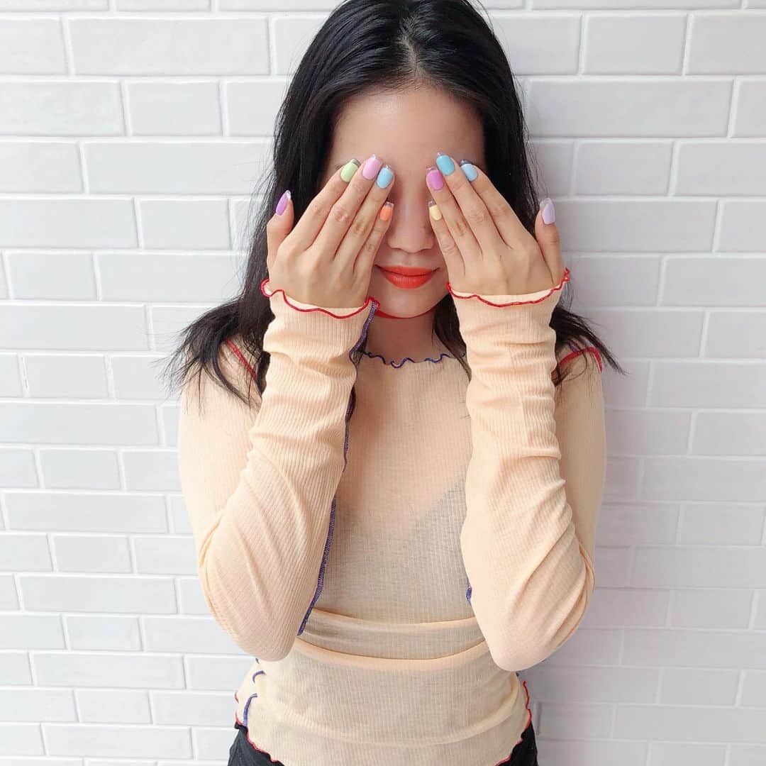 のインスタグラム：「new nail💅 クリアフレンチと全部カラフルにしました🌎🌈✨ 色は、チャートみて選ばせてもらいました🥰 @mamijingu さん いつも可愛くしてくれてありがとうございます😊💕 #nasupのきぶん」