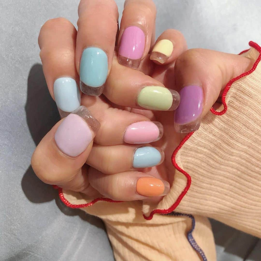 NASUさんのインスタグラム写真 - (NASUInstagram)「new nail💅 クリアフレンチと全部カラフルにしました🌎🌈✨ 色は、チャートみて選ばせてもらいました🥰 @mamijingu さん いつも可愛くしてくれてありがとうございます😊💕 #nasupのきぶん」5月31日 12時06分 - nasup