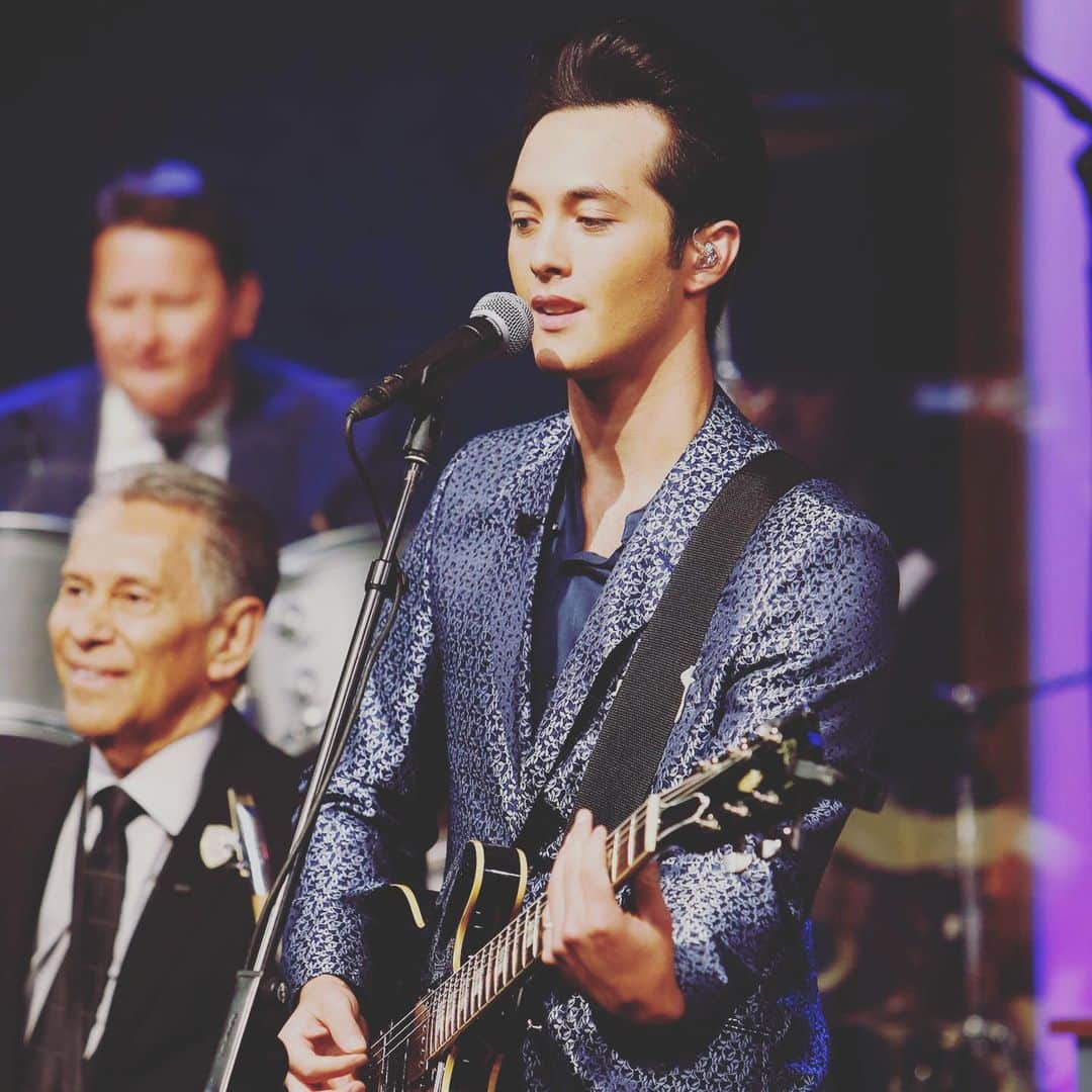 American Idolさんのインスタグラム写真 - (American IdolInstagram)「@thelainehardy looks like a pro! Don’t miss him playing with Cleto and the Cletones on @jimmykimmellive tonight! 🎶」5月31日 12時08分 - americanidol