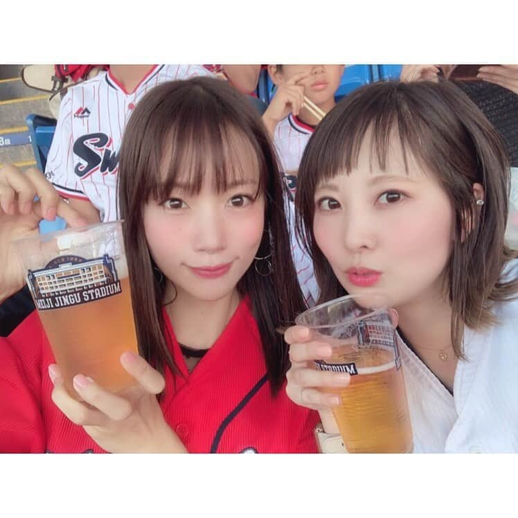 古田ちさこさんのインスタグラム写真 - (古田ちさこInstagram)「神宮3日目🤗 MINXっ子たちと観たよ♡ 小池ちゃんまりちゃん松子ちゃん有難うー💚 私が一番最初にヘアカタのサロンモデル(担当は山口さん笑)をさせてもらってから14年は経つのかな…笑 先週もお世話になったしアイコンのGQジャパンのヘアメイクも知念さんだ笑笑 私のネイルをしてくれている松子ちゃんは初野球観戦！ ・ 本塁を一塁とカウントしてて四塁が現れたり、掃除する人(グラウンドキーパー)に急に興奮したり、グラウンドキーパーの後ろに立つ塁審を怖い監視役だと思ってたり、打つと投げるが混同して「ホームラン投げた人？」って聞いてきたり…笑笑笑 ・ 初めてのコと一緒だと視点が新鮮で面白いよね！😂✨ ・ 試合は山口翔選手のプロ初先発！ ヒヤヒヤどころか安定感抜群で7回までノーヒットで1安打0封の ナイスピッチング👍 先発野手全員安打、16安打13得点と若手の好投に大援護する打線も頼もしかったです✨ こいほー🎏 なんと球団新記録の月間19勝😳 すごっ✨✨ ・ #広島東洋カープ#神宮球場 #カープ観戦2019#野球観戦#カープ  #ballpark#カープ女子#野球女子#carp#広島カープ  #ヒーローインタビュー#プロ初先発初勝利#山口翔 投手」5月31日 12時11分 - chisakofuruta