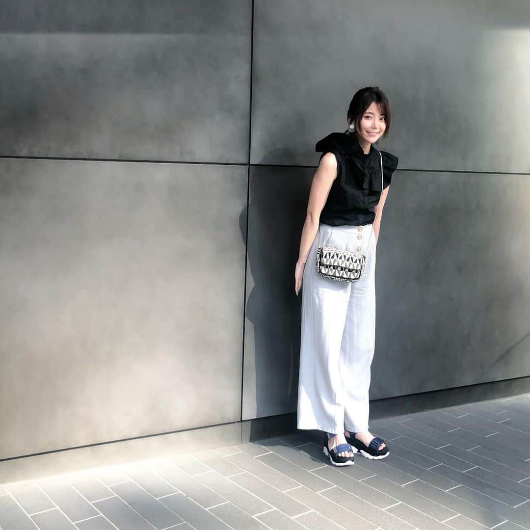 林村ゆかりのインスタグラム：「こないだの楽チンスタイル。 #cordinate  #randa #bag  #ZARA ZARA HOME 二子玉へ。 つい色々買っちゃう。 こないだ犬の優雅な食器まで買ってしまった… ３匹目チビのトイレトレーニング、やっと開始！犬のお部屋を可愛くする計画。。 ⠀ ⠀ ⠀ ⠀ ⠀  #ootd#ZARA#zarahome#コーデ#コーディネート#コーディネイト#selfie#自撮り#楽チンコーデ #ペット好き#二子玉川#二子玉川ライズ」