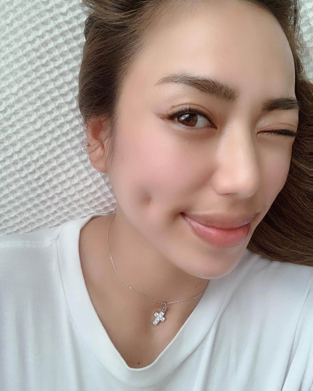 のインスタグラム：「冬辺りから #フェイスラインの肌荒れ が目立ち始めて #剥離有り の #リベルハーブピーリング  を選んで 半ベソで駆け込んだ訳。笑 私の場合、 施術当日は少し赤くてチクチクする (全然気にならない)  2.3日目は少しつっぱる程度。  4日目からお風呂に入ると日焼けした時の皮がポロポロ取れる様な感じ。 保湿してれば余裕だった!! 5日目でツヤを取り戻し 6日目には#お肌生まれ変わってます って実感出来た。  お友達がやっていたってゆうのと、 基礎化粧品を変えなくて良い。ってゆうので#リベル を選んだけど ハマるー!! #ホルモンバランスによる肌荒れ#花粉による肌荒れ#ニキビが治らない#フェイスラインの肌荒れ#何だかお肌にツヤが無い#日焼けもしちゃってくすんでる  そんなお悩みがある人は感動すると思う!! お肌に元気があると、全部元気になる!!笑 お手入れも丁寧にしたくなる!! 手をかければ吸い込んでくれるお肌になったから😌💚 #相乗効果  また行くのが!!楽しみ💚  #ハーブピーリング#rebelle#ベル美容外科#ベル美容外科クリニック  ツヤがある女の人って綺麗よね😌✨」