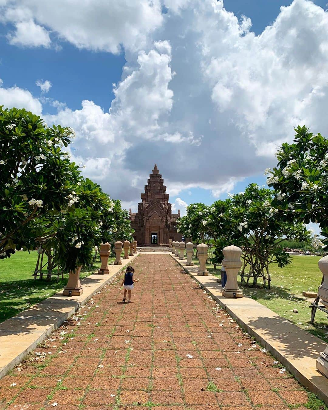 中村明花さんのインスタグラム写真 - (中村明花Instagram)「. スタジアムの横にあるBuriram Castleというショッピングモールによく行くのですが、﻿ ここには前に紹介したパノムルン遺跡のレプリカがあります☺︎﻿ ﻿ 娘の遊び場のひとつです🌵﻿ ﻿ お昼と夜ではまた違った顔が見られて綺麗なんですよ(*´꒳`*)﻿ ﻿ ﻿ #土日は屋台もでるよ﻿ #毎週お祭り気分﻿」5月31日 12時13分 - sayaka_nakamura3