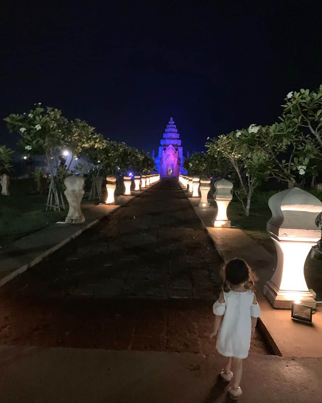 中村明花さんのインスタグラム写真 - (中村明花Instagram)「. スタジアムの横にあるBuriram Castleというショッピングモールによく行くのですが、﻿ ここには前に紹介したパノムルン遺跡のレプリカがあります☺︎﻿ ﻿ 娘の遊び場のひとつです🌵﻿ ﻿ お昼と夜ではまた違った顔が見られて綺麗なんですよ(*´꒳`*)﻿ ﻿ ﻿ #土日は屋台もでるよ﻿ #毎週お祭り気分﻿」5月31日 12時13分 - sayaka_nakamura3