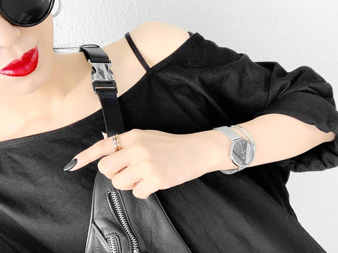 lve_xxxxさんのインスタグラム写真 - (lve_xxxxInstagram)「.﻿﻿﻿ .﻿﻿﻿ @danielwellington 様より﻿﻿﻿ Classic Ring💍が発売中🛒✧﻿﻿ ﻿﻿﻿ 人差し指につけている﻿﻿﻿ goldとsilverのリング﻿﻿﻿ ﻿﻿﻿ CLASSIC RING RG﻿﻿﻿ CLASSIC RING S﻿﻿﻿ ﻿﻿﻿ シンプルで合わせやすい🙆‍♀️﻿﻿﻿ ユニセックスとなってます☺︎﻿﻿﻿ ﻿﻿﻿ ※公式サイトでご利用いただける﻿﻿﻿﻿﻿﻿﻿ 15 %OFFクーポンコード：lvexxxx﻿﻿﻿﻿﻿﻿﻿ 有効期限: 2019年7月15日まで﻿﻿﻿﻿﻿﻿﻿ ﻿﻿﻿ 💻https://www.danielwellington.com/jp﻿﻿﻿ ﻿﻿﻿ ﻿﻿﻿ @danielwellington #ダニエルウェリントン ﻿﻿﻿ #DW手元ルックス #DW新作リング ﻿﻿﻿ #GOLD #silver #⌚️ #💍﻿﻿﻿ ﻿﻿﻿ ﻿」5月31日 12時13分 - lve_xxxx