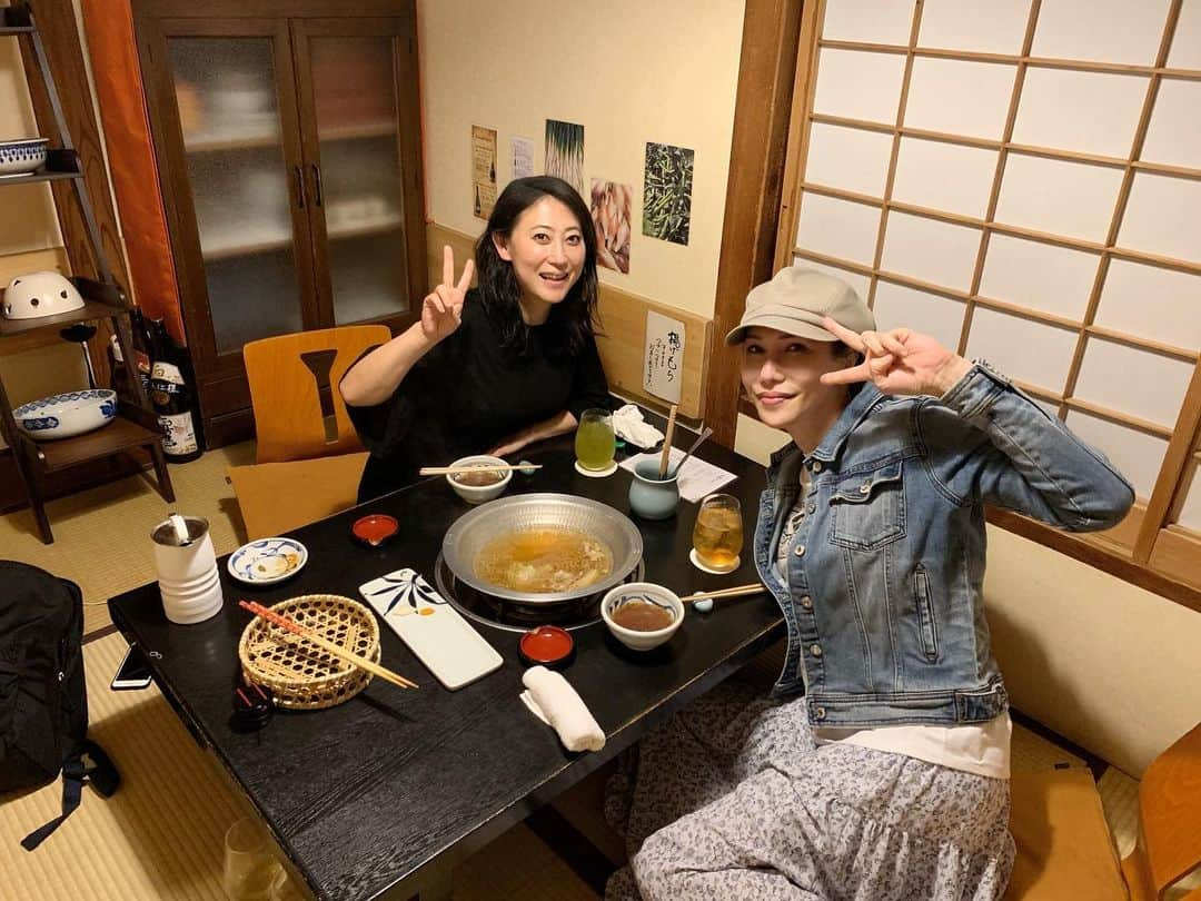 KABA.ちゃんさんのインスタグラム写真 - (KABA.ちゃんInstagram)「2人ご飯〜仲良しともちん友近さんと〜  助演女優賞受賞後に合流〜受賞されてキラキラされてます！笑、  久々のともちんと2人ご飯、、爆笑しながらのお食事、超楽しかった〜🤣🤣🤣 この隠れ家みたいなお店も本当に美味しかった〜鹿児島の黒豚ちゃんしゃぶしゃぶ、  お腹いっぱい食べたので、食後は街中を歩きながら、、まだ話すよね〜体力ある〜笑笑、  遅くまで盛り上がりました❣️❣️ #友近 さん #ともちん #2人ご飯 #爆笑しながら食べた #隠れ家的 #鹿児島の黒豚 #しゃぶしゃぶ #超美味しかった #お腹いっぱい #食後も歩きながらおしゃべり #遅くまで盛り上がりました #助演女優賞 #受賞おめでとうございます #笑」5月31日 12時13分 - kabachan_official