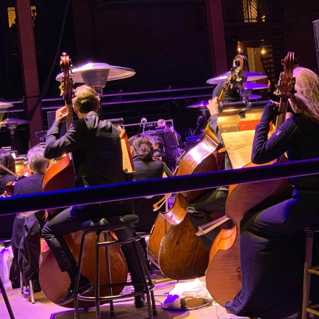 ヴィクター・ウッテンさんのインスタグラム写真 - (ヴィクター・ウッテンInstagram)「My bass family is sounding good tonight. #coloradosymphony #redrocksamphitheater #redrocks #bass」5月31日 12時24分 - victorwooten