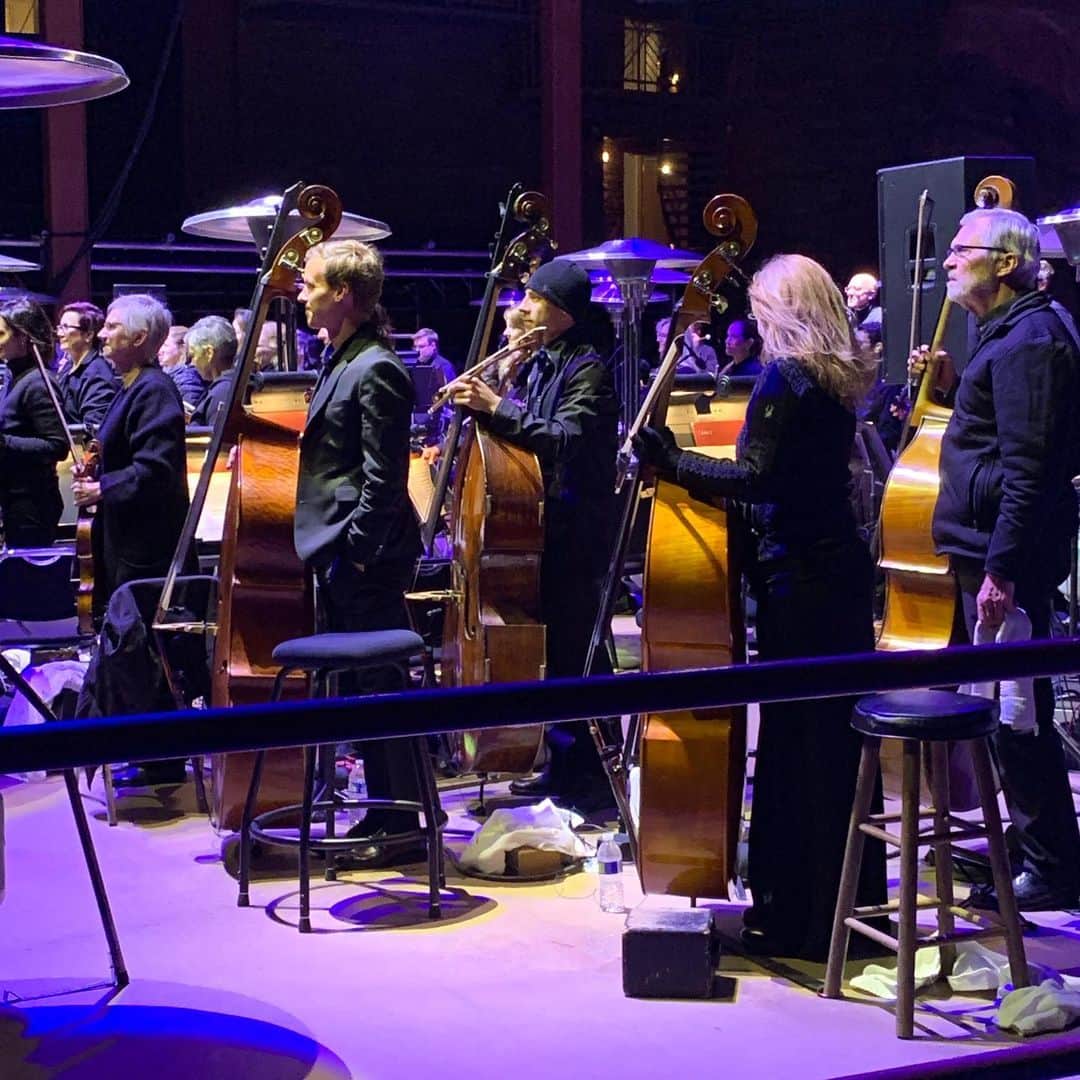 ヴィクター・ウッテンのインスタグラム：「My bass family is sounding good tonight. #coloradosymphony #redrocksamphitheater #redrocks #bass」