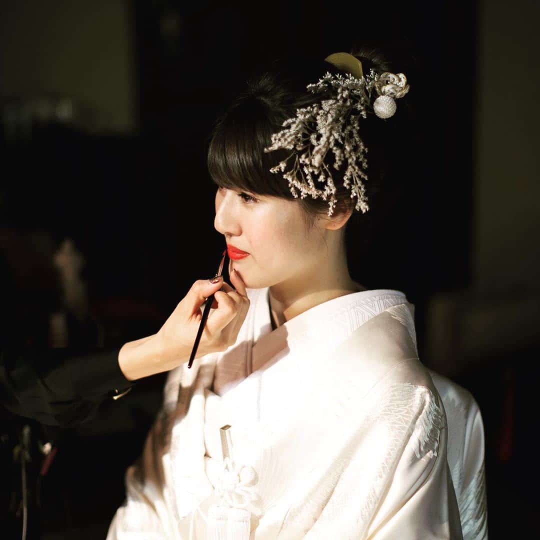 小林樓《新潟県見附市：結婚式場》のインスタグラム：「白無垢の花嫁 白を纏う日は大切な瞬間… 相手の家の色に染まるように真っ白のまま嫁ぎます 日本の古き良き、大切な習わしです  #小林樓#結婚式#wedding#ウェディング#和モダン#結婚式レポ#大人女子#大人可愛い#大人婚#可愛い#日本庭園#JapaneseGarden#和婚#白無垢#色打掛#新潟県#新潟#見附市#見附#中越#和婚をもっと盛り上げたい#新潟プレ花嫁#新潟卒花嫁#新潟花嫁#新潟プレ花嫁#プレ花嫁#卒花嫁#marry花嫁#小林楼#新潟花嫁#思わず写真を撮りたくなる結婚式」
