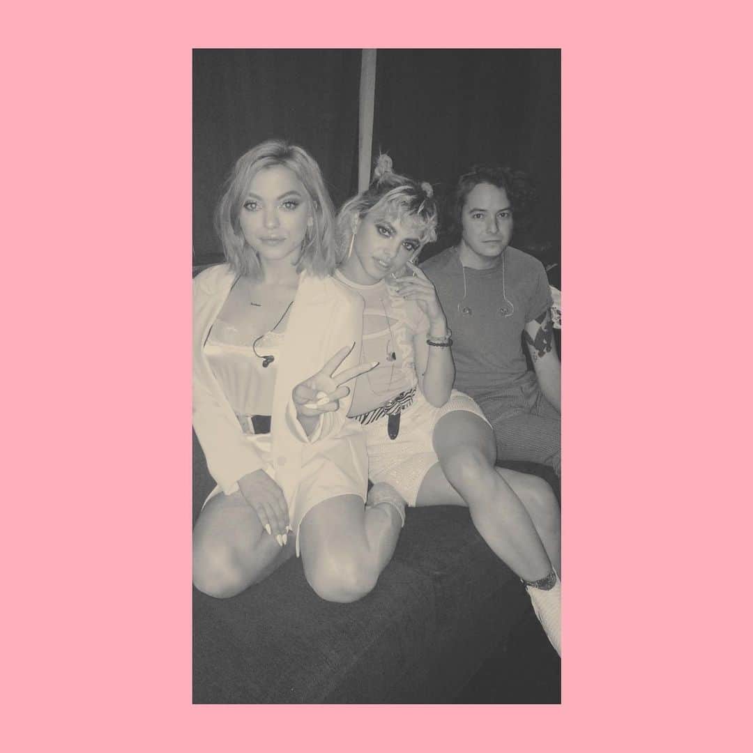 HEY VIOLETのインスタグラム：「swipe for sum saturationnnn. troubadour tn!! are y’all ready???」