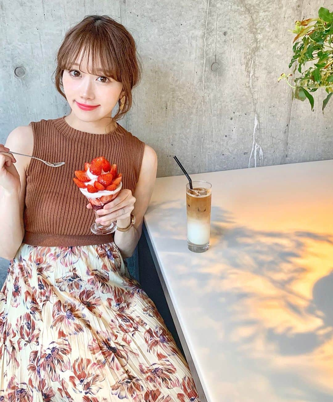 佐藤瀬奈さんのインスタグラム写真 - (佐藤瀬奈Instagram)「先日 〆パフェで話題の @initial_omotesando へ❤️⠀ ⠀ 全部美味しそうで悩んだけど、贅沢いちごパフェとカフェノワールをシェアして食べたよ🥰⠀ どちらもめっちゃくちゃ美味しかった…🤤💕⠀ ⠀ 特にアイスのミルク感が好きすぎて♡ 濃厚な味なのに口当たりはスッキリしてて この時期に最高でした😍⠀ ⠀ コンセプトが “デザートとお酒のマリアージュ” なだけあって、23:30までオープンしてるのも素敵💕⠀ ⠀ 落ち着いた雰囲気のお店だから デートにもおススメだよ❣️⠀ ⠀ ワンピースは @cocodeal_official ♡ ・ ・ ・ #INITIAL#INITIAL表参道#〆パフェ#cocodeal#ココディール#cocogirls_style#せぷコーデ#せぷグルメ」5月31日 12時30分 - senapuu