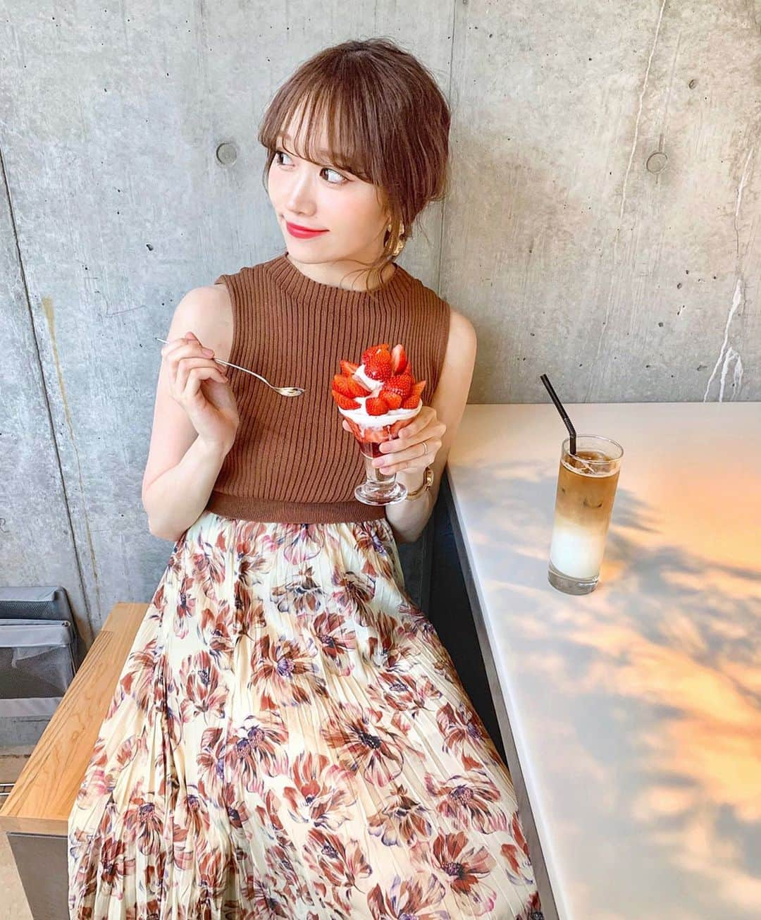 佐藤瀬奈さんのインスタグラム写真 - (佐藤瀬奈Instagram)「先日 〆パフェで話題の @initial_omotesando へ❤️⠀ ⠀ 全部美味しそうで悩んだけど、贅沢いちごパフェとカフェノワールをシェアして食べたよ🥰⠀ どちらもめっちゃくちゃ美味しかった…🤤💕⠀ ⠀ 特にアイスのミルク感が好きすぎて♡ 濃厚な味なのに口当たりはスッキリしてて この時期に最高でした😍⠀ ⠀ コンセプトが “デザートとお酒のマリアージュ” なだけあって、23:30までオープンしてるのも素敵💕⠀ ⠀ 落ち着いた雰囲気のお店だから デートにもおススメだよ❣️⠀ ⠀ ワンピースは @cocodeal_official ♡ ・ ・ ・ #INITIAL#INITIAL表参道#〆パフェ#cocodeal#ココディール#cocogirls_style#せぷコーデ#せぷグルメ」5月31日 12時30分 - senapuu