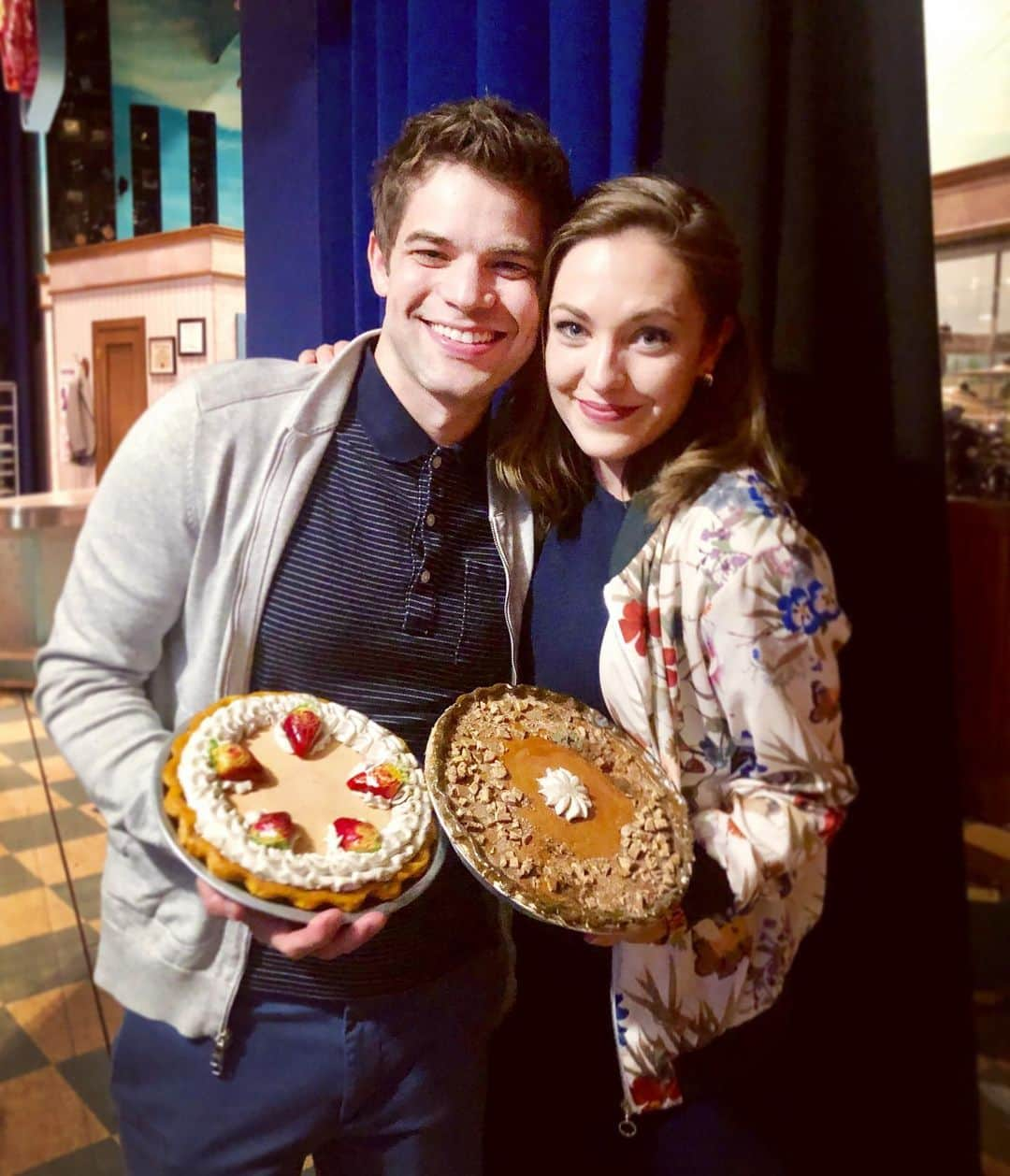 ローラ・オスさんのインスタグラム写真 - (ローラ・オスInstagram)「Bonnie & Pie. 💰💘🥧 @jeremymjordan @waitressmusical @bonnieandclydefanpage #bcforever #partnersincrime #friendpride 🤯🥰😭」5月31日 12時30分 - lauraosnes