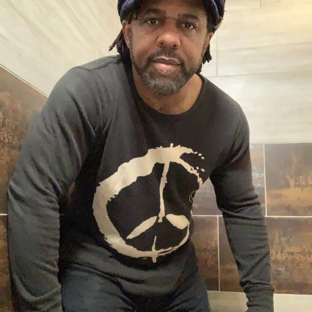 ヴィクター・ウッテンのインスタグラム：「I hope this shirt works for Red Rocks Amphitheater. It’s gonna be a cold one.」