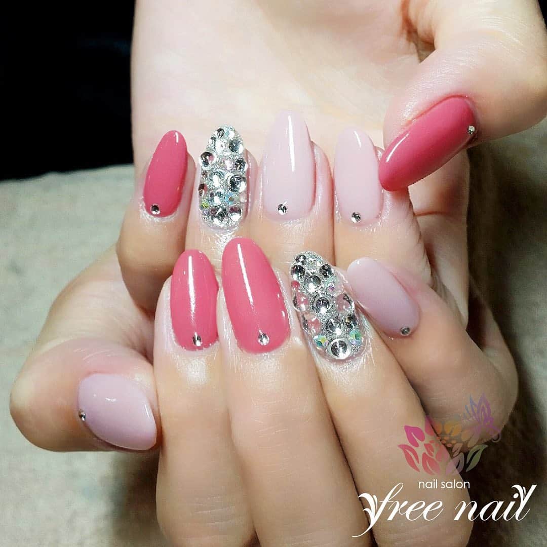 free nail フリーネイルのインスタグラム：「. お客様ネイル💅🏻🍀✨ . ピンクネイルはやっぱり可愛い💗✨ . ストーンで華やかに💠✨ . ご来店ありがとうございました🙇🏻‍♀️🙇🏻‍♀️🙇🏻‍♀️💗 . #ネイル #フリーネイル #ネイルアート #ジェルネイル #ネイルサロン #大阪ネイルサロン #ネイルデザイン #ネイルチェンジ #埋め尽くしネイル #ストーンネイル #ピンクネイル #デザインネイル #シンプルネイル #トレンドネイル #モテネイル #美爪ネイル #大人ネイル #初夏ネイル #夏ネイル #美甲 #日式美甲 #summernails #nailsart #nailsalon #nailsdid #newnails #newnail #freenail」