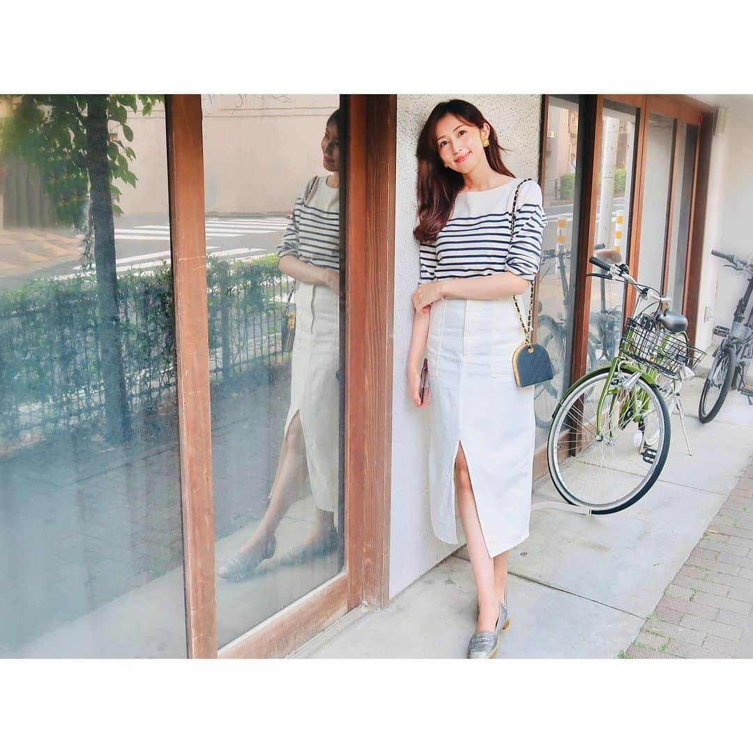 有村実樹さんのインスタグラム写真 - (有村実樹Instagram)「💄👗﻿ 昨日の私服とメイク❣️﻿ ﻿ 白×ボーダーで明るめカジュアルにしました🏖﻿ ボーダーにネイビーバッグでマリンっぽく。﻿ ﻿ ﻿ メイクはブルーのアイラインがポイントです。﻿ ﻿ ﻿ ﻿ 👚トップス→無印﻿ 👗スカート→ZARA﻿ 🥿靴→銀座かねまつ﻿ 👛バッグ→CHANEL﻿ ﻿ ﻿ ﻿ #無印 #ZARA #銀座かねまつ #CHANEL﻿ #ボーダー #きれいめカジュアル #大人可愛い #fashion #私服 #服とメイクのバランス #アイライン #カラーライン #メイク #夏メイク #今日のメイク﻿」5月31日 12時33分 - arimura_miki