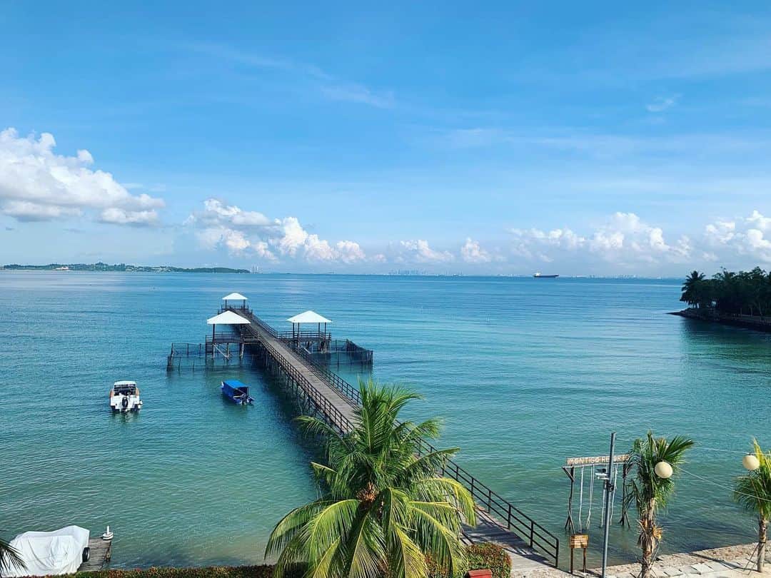 Liga Chiangのインスタグラム：「Morning. 🏝🏖⛱🛬🧘🏻‍♀️🏊‍♀️🍹🌈🌸🎂 #solobirthdaytrip #indonesia #Singapore #singlelife #travelalone」