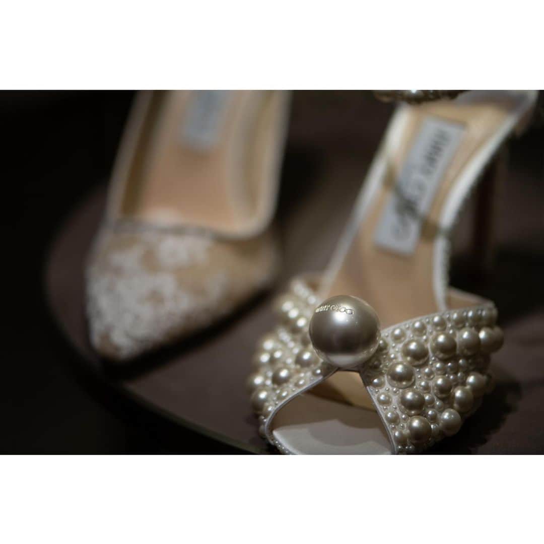 ウェディングソムリエ編集部のインスタグラム：「花嫁を魅了して止まない、JIMMY CHOO のブライダルシューズ。 * 先日銀座と神戸で開催した、JIMMY CHOO ブライダルイベント -I DO IN CHOO- 」イベントレポートと共に、JIMMY CHOO ブライダルシューズの魅力的なラインナップをWEBにて公開しています✨ * ぜひご覧ください☺️ * 2019年6月30日（日）までの期間中、全国のJIMMY CHOO店舗（免税店・アウトレット除く）にて "I DO IN CHOO" ブライダルプロモーションが開催されています✨ * 来店時に、ブライダルシューズを試着し、ブライダルカードに登録をすると、「JIMMY CHOOオリジナル婚姻届」がプレゼントしてもらえますよ。 * また、ブライダルプロモーション期間に限らず、購入時に「ブライダルで使用する」と伝えると、サムシングブルーのシューズバッグを添えてもらえるそう。ぜひお近くのJIMMY CHOOストアへ足を運んでみてくださいね。 * #jimmychoo #ジミーチュウ #idoinchoo  #ウェディングソムリエイベント #ウェディングソムリエ ・ ・ ・ ✳︎ Topics! 💌現在第14期ウェディングソムリエアンバサダーの応募受付中です✨ぜひご応募くださいませ！ ． ． .:*:.,.:*:.,.:*:.,.:*:.,.:*:.,.:*:.,.:*:.,.:*:.,.:*:.,.:*:.,.:*:.,.:* . サイトは[ウェディングソムリエ ]で検索 🔎http://www.jadorewedding.com プロフィール欄の🔗Linkからもとべます。  ウェディングソムリエは、 人生でその時しかできない 特別な体験を提供するメディアです♡ *:.,.:*:.,.:*:.,.:*:.,.:*:.,.:*:.,.:*:.,.:*:.,.:*:.,.:*:.,.:*:.,.:*:.,.:*: #卒花  #ウェディングソムリエ #花嫁 #プレ花嫁  #卒花嫁レポ #全国のプレ花嫁と繋がりたい #ウェディングソムリエアンバサダー  #ウェディングドレス  #ウェディングレポート #ウェディングシューズ #運命の一足」