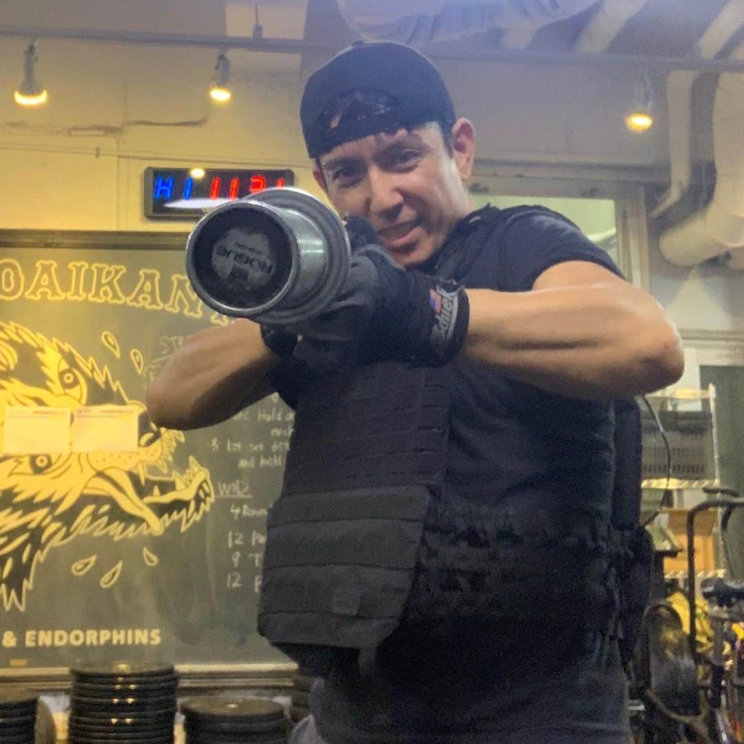 セロさんのインスタグラム写真 - (セロInstagram)「Back in Tokyo for only one day. Snuck in a quick workout session with @makihira1214 and @tsuppy0918 @team_haleo Wore a weight vest and looked kool so pretended I was with the fight squad! #haleodaikanyamastudio」5月31日 12時45分 - cyrilmagic