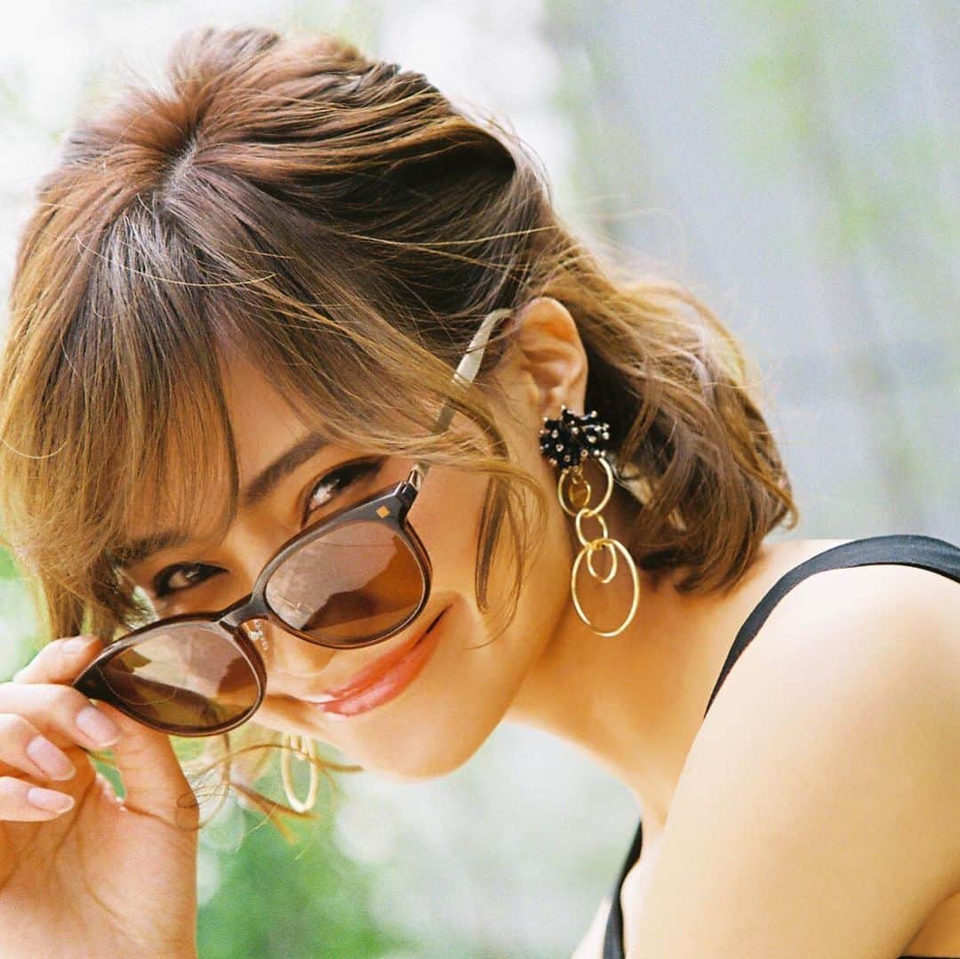 Zoff Officialのインスタグラム：「Night&Day / ZC191G06_43A1 Model @hys__maki 真っ黒のワンピースにはクールでおしゃれな大きめフレームのサングラスを。 休日の上品なスタイルには、荷物も小さくまとめられる2wayのメガネがオススメ。 #Zoff #FASHION #eyewearstyle #メガネ #ゾフ女子 #Zoffコーデ #銀座コア店 #銀座マロニエゲート店 #銀座 #東京 #tokyo」