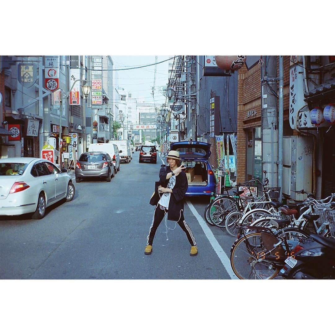 青木カズローさんのインスタグラム写真 - (青木カズローInstagram)「この間﻿ 広島で街ブラしてた時に﻿ 偶然会った﻿ ヨルジュウのVJのヒト﻿ 前からかぶき者が歩いてくるなと﻿ 広島にも変わった奴いるなと﻿ ふと見たら﻿ 知ってる奴だった。﻿ ﻿ #渋谷龍太」5月31日 12時50分 - cazrowaoki
