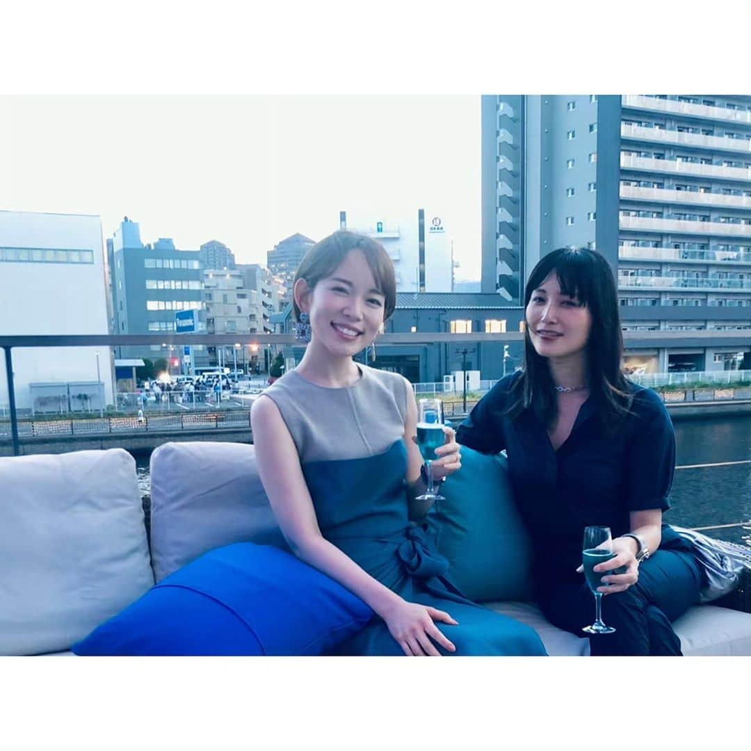 本島彩帆里のインスタグラム：「6月8日は世界海洋デー🌊﻿ ﻿ そんな、海について改めて考えさせて﻿ もらった#ドゥラメール のパーティに﻿ 昨日は参加してきました！﻿ ﻿ ドゥラメールは10年以上に渡って﻿ 海洋環境保護支援に取り組んでいて﻿ ﻿ 活動や寄付を通じて世界中で1600万マイル﻿ に及ぶ海洋生息環境の保護活動を支援して﻿ きたそう。﻿ ﻿ ﻿ しかも、支援の一つとして5月〜6月末まで﻿ の期間中に海洋保護を支持する思いを﻿ ﻿ #LAMERBLUEHEART﻿ #LAMERDONATION﻿ ﻿ ２つのタグをつけてインスタグラムに投稿﻿ すると、1投稿に25ドルがラ・メール﻿ ブルーハートオーシャンズ基金に寄付され﻿ 世界中の海洋保全プロジェクトの支援に﻿ 役立てられるそうです。﻿ ﻿ ﻿ このアクションを聞いた時、震えました😢﻿ ﻿ ﻿ 私はまだ小さな出来ることを積み重ねるのが﻿ 精一杯だけど、いつか会社を通して﻿ 環境や社会に還元していけるといいな。﻿ ﻿ ﻿ 私だけではかなわないけど、今も世界中の﻿ どこかで沢山の思いや行動が環境や﻿ 未来を守っていくんだと思います。﻿ ﻿ ﻿ 先日ストーリーで質問した地球🌏に優しい﻿ みなさんのしていることを聞いた時も﻿ それぞれの気持ちや行動を教えてもらえて﻿ すごく私自身が奮い立たされました。﻿ ﻿ ﻿ ﻿ よかったらみなさんの海洋保護の思いを﻿ インスタグラムの投稿にのせて海を﻿ 守る活動に参加してみて下さい。﻿ ﻿ ﻿ 私も改めて海洋保護への想いをのせて﻿ また投稿しようと思います🌏﻿ ﻿ ﻿ こんな素敵な機会を作っていただけた﻿ #DeLaMer と#ELLE に感謝を込めて✨﻿ ﻿ ﻿ #地球#募金#活動#自然保護#海#エコ#サスティナブル#環境問題 #環境保全#自然#地球#ビーチクリーニング#ブルーハート#ELLEpromotion﻿#earth#beach」