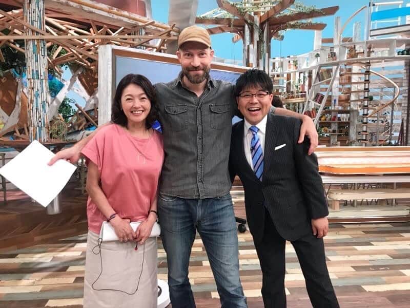 KBCテレビ「アサデス。」さんのインスタグラム写真 - (KBCテレビ「アサデス。」Instagram)「おはようございます、内村麻美です！！ 今日のアサデス。には、新メンバーが2人加わりました♪  まずはコメンテーターに、糸島在住のダグラス・ウェバーさん！ 元アップルの技術者で、現在は薬院のKAMAKIRI COFFEEのオーナーです！ 私もたまに行きますが、ダグラスさんが開発したコーヒーマシーンで淹れると、コーヒー豆って、こんなに旨味が強いんだって驚きますよ★  そして、中継リポーターに、HKT48の田島芽瑠ちゃん！ 初めてのTV生中継で、本人は緊張していたようですが、、、 元気でさわやかな、ニコニコ笑顔をみせてくれました♪ かわいいなぁー、みているこっちまで元気になるなーと、30歳になった麻美は思うのでした。  毎日いろんなニュースが飛び交いますが 朝倉市の仮設住宅の入居期限が迫っていることが気になります。  今度の日曜日、小川知事が現地を視察します。 法律の定めがありますが、小川知事は何を思うのか。住人の皆さんは、どう感じるのか。  来週のアサデスで、お伝えします！！！ #アサデス。#kbc#福岡#fukuoka#ダグラスウェバー#kamakiricoffee#薬院#薬院カフェ#福岡カフェ#糸島#itoshima#HKT48#田島芽瑠 #初生中継」5月31日 12時56分 - asadesu_kbc