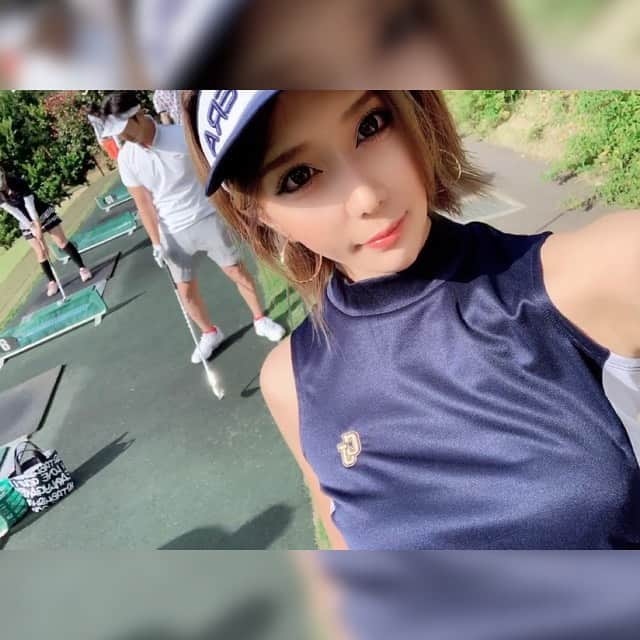 ANDOMAHOのインスタグラム：「⛳️🌈🐴 ． ． @russeluno_official 💙 #russeluno __________💙 #ラッセルノ ___________💙 #ラッセルノ東京店コンペ 💙 . 1枚目は朝練中に☀️ 今見返すと顔緊張してるやん🤣 ． 2枚目は朝上げたストーリー🐴 これ頑張ってねってDM沢山 頂けて嬉しかった🥺💕 ． 3枚目は#サファリーず の 🙊🐵達のかわりに2本も🍌笑 欲張り過ぎて後半お腹ぎゅるぎゅる🤣 ご馳走さまでした🙏🏼💕 ． ． ． #ゴルフ#ゴルフ女子#ゴルフコンペ#ゴルフウェア#ゴルフファッション#ゴルフコーデ#ゴルフ大好き#ママゴルファー#20代ゴルファー #スポーツ女子#2児ママ#ゴルジョモ#朝バナナ#小麦肌#美脚#美尻#美スイング#目指して #golf#goljomo#golfwear#golfgirl#golfcourse#golffashion#lovegolf . @callejera__official 🌵🌹」