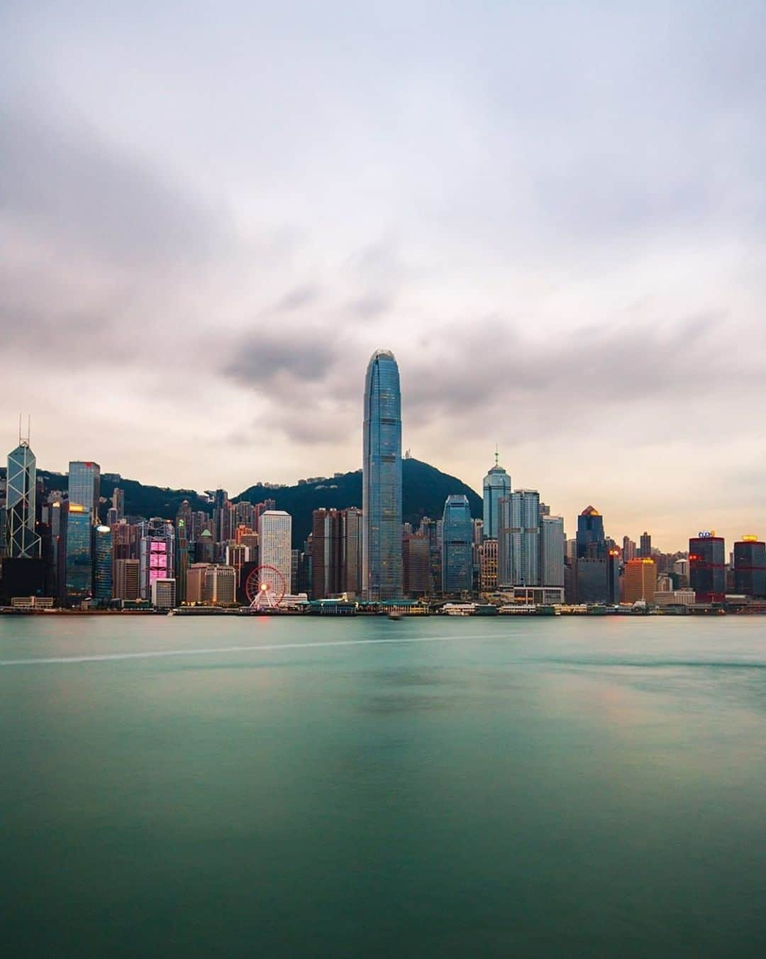 Discover Hong Kongさんのインスタグラム写真 - (Discover Hong KongInstagram)「Victoria Harbour – a Hong Kong icon. 去香港，要看維港美景是常識吧﹖ 香港といえば、ビクトリア・ハーバー！ 📷: @pablocamachofilms #DiscoverHongKong #repost」5月31日 13時01分 - discoverhongkong