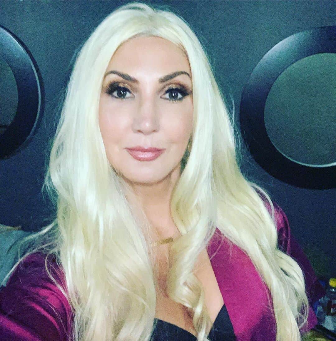 ヘザー・マクドナルドのインスタグラム：「Thank you #Philly for coming to my live #juicyscoop podcast! See you Friday & Saturday for my stand up shows! @heliumcomedyphl tix link in bio.」