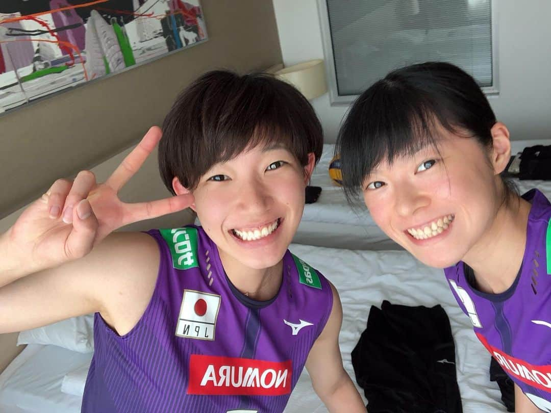 石井優希のインスタグラム：「VNLトルコ大会3連勝😆✨ これから香港に向かいます！  #同部屋 #ハルカ紫ユニデビュー」