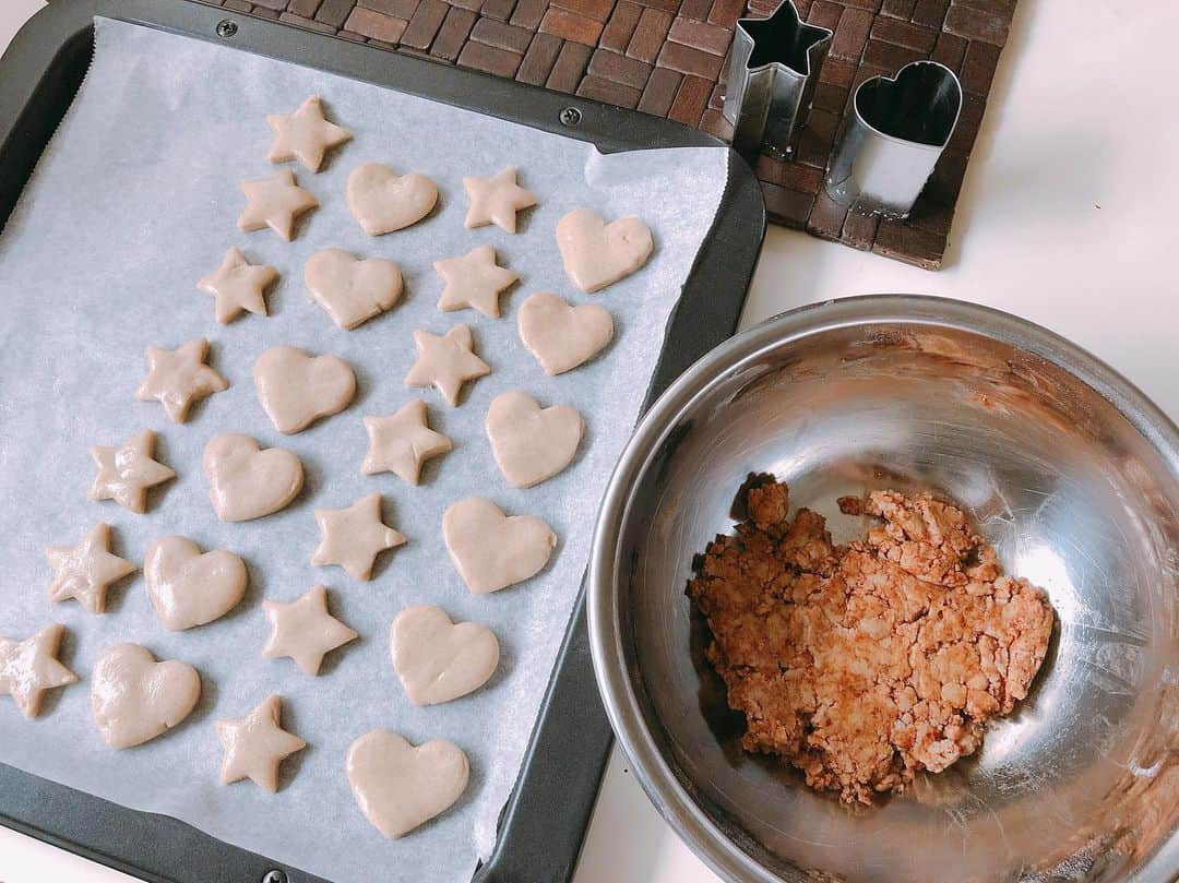 中村江莉香さんのインスタグラム写真 - (中村江莉香Instagram)「簡単クッキーちゃん🍪 レシピはblogにありますよーっ❤️❤️ クッキーの型抜きって楽しい🧚‍♀️ #サクホロクッキー 大好きです💕💕 ・ ５月もおしまい🤝🌏 なんだか、この１ヶ月は濃く長く、、、感じました🤲GWがとっても前に感じる🤫🌈 ・ #お菓子作りすきな人と繋がりたい #クッキーモンスター #クッキー好き #クッキー作り #おやつは手作り #手作り派 #お菓子づくり #クッキータイム #手作りクッキー #クッキングラマー #デリスタグラマー #簡単レシピ #お料理好きな人と繋がりたい #インフルエンサー #フォローしてね #いいね #インスタグラマー」5月31日 13時05分 - erica_nakamura