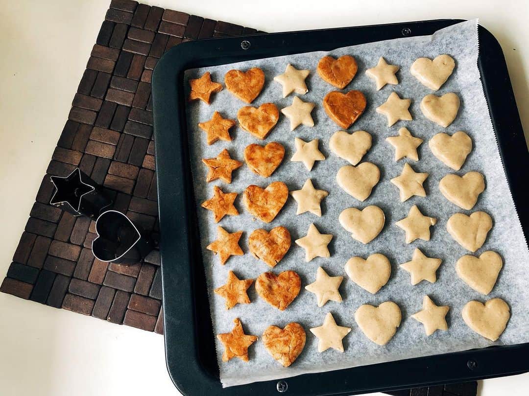中村江莉香さんのインスタグラム写真 - (中村江莉香Instagram)「簡単クッキーちゃん🍪 レシピはblogにありますよーっ❤️❤️ クッキーの型抜きって楽しい🧚‍♀️ #サクホロクッキー 大好きです💕💕 ・ ５月もおしまい🤝🌏 なんだか、この１ヶ月は濃く長く、、、感じました🤲GWがとっても前に感じる🤫🌈 ・ #お菓子作りすきな人と繋がりたい #クッキーモンスター #クッキー好き #クッキー作り #おやつは手作り #手作り派 #お菓子づくり #クッキータイム #手作りクッキー #クッキングラマー #デリスタグラマー #簡単レシピ #お料理好きな人と繋がりたい #インフルエンサー #フォローしてね #いいね #インスタグラマー」5月31日 13時05分 - erica_nakamura