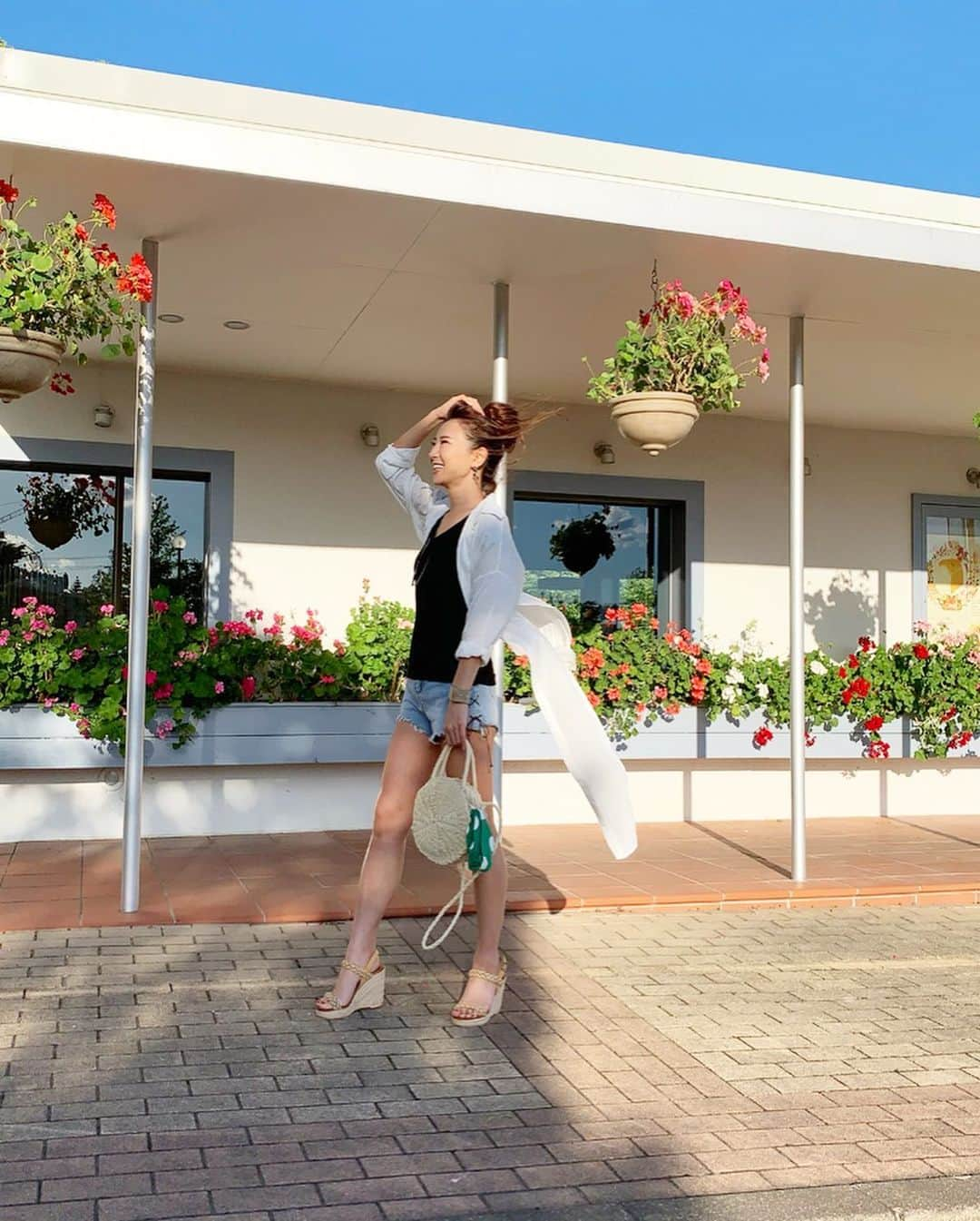 Yumiko Obaさんのインスタグラム写真 - (Yumiko ObaInstagram)「軽い羽織りは紫外線対策にも🌞 まるで色を塗ったような青い空🌈最高〜❣️ * * * #sp #新商品  追加しました💫 * * * ビーチ👙にもオススメのロングシャツ🏖 フロントとサイドには大胆なスリット入りで歩くだけで表情のあるスタイリングが叶います✨ 前ボタンは閉めるとシャツに、開けてカーディガンのような軽い羽織りものとして、前のスリットは結んだり。。。と何パターンも楽しめちゃう🥳🥳🥳👙 * * ショートパンツは可愛いピンクのレースアップを、この日は大人っぽくしたくてレザーの紐に変えてみたよ😎 意外としっくりハマって、また違う紐やツイリースカーフなんかでもやってみようかな🎵 * * * * * * ____________________________________________________💐 ❤︎stylepoint❤︎ 即納品、SALE品のみでご購入下さると 即日発送🔜🔜🔜🛒🛍📦🏠 * * 予約商品と一緒にご購入されますと、予約商品が揃ってからの発送になります⚠️⚠️⚠️ * * 別発送をご希望の場合はこちら💁‍♀️ ⬇️ ⬇️ info＠stylepoint.jp お気軽にお問い合わせください☺️💖 ____________________________________________________💐 * * * * * ____________________________________________________💐 🛍postへのタグ付けからshop NOW🛒❣️ ✈︎✈︎✈︎商品ページにすぐに飛べるようになっています。 プロフィールにはshopへのリンクがございます🌟 💌お問い合わせはメールにてinfo@stylepoint.jp ____________________________________________________💐  #大人コーディネート #大人コーデ #大人女子 #大人カジュアルコーデ #大人女子コーデ #ファッション  #コーディネート  #ロングシャツ #紫外線対策 #日焼け対策 #美容 #日焼け  #ビーチ #海  #本日のコーデ #今日のコーデ #コーデ  #きれいめコーデ #きれいめカジュアル  #アラフォーコーデ #アラフォー #アラフィフ #アラフィフコーデ #アラフォーファッション #アラサーコーデ #アラサー #アラフォー女子  #セレクトショップ  http://stylepoint.jp」5月31日 13時07分 - stylepoint_jp