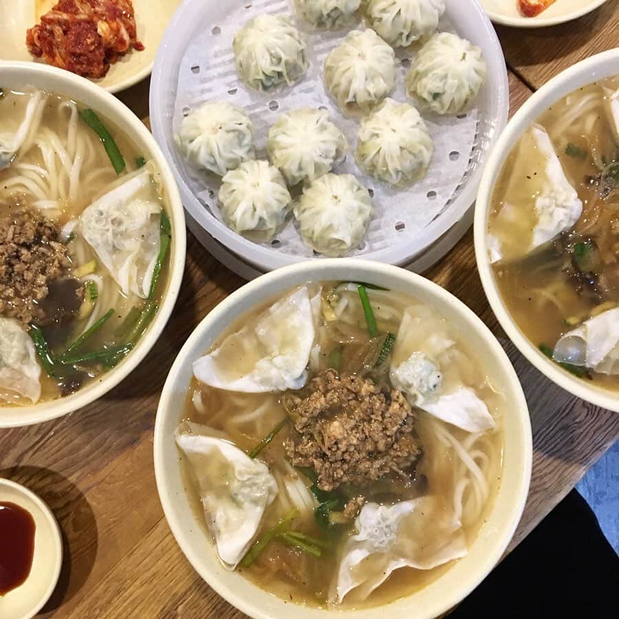 のインスタグラム：「母のおかげで何年振りかに食べた#明洞餃子 🥟✨ カルグクスの上に乗ってる挽肉ソースが美味し過ぎる😆 相変わらずキムチのにんにくはパンチがありました👊🏻👍🏻✨ 엄마 덕분에 명동교자 간만에 가서 맛나게 먹었네요🙏🏻✨ . #명동교자 #명동칼국수 #마늘김치 #냠냠 #明洞餃子 #明洞餃子カルグクス #にんにくキムチ #myeongdong #myeongdonggyoja #seoul #korea」