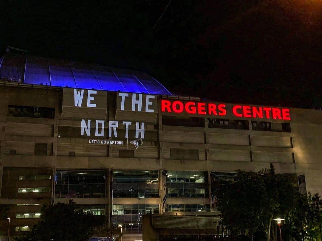 トロント・ブルージェイズさんのインスタグラム写真 - (トロント・ブルージェイズInstagram)「What a night! LET’S GO, @raptors! 🙌  #WeTheNorth x #LetsGoBlueJays」5月31日 13時12分 - bluejays