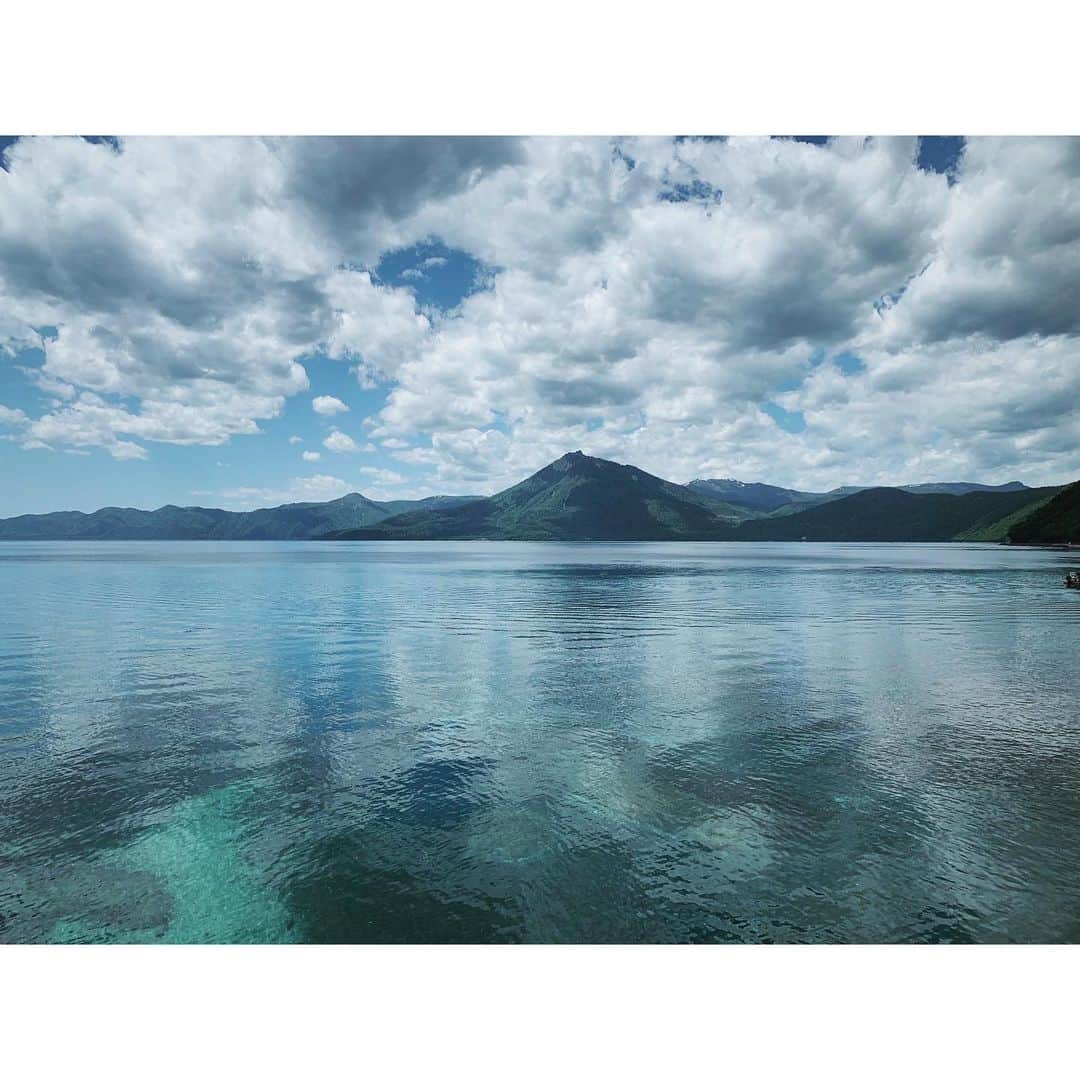 辻美里さんのインスタグラム写真 - (辻美里Instagram)「・﻿ 透明だからこそはじめて知れる湖の底。﻿ ﻿ 絶景✨﻿ ﻿ ﻿ ﻿ #北海道#支笏湖」5月31日 13時21分 - s666yy