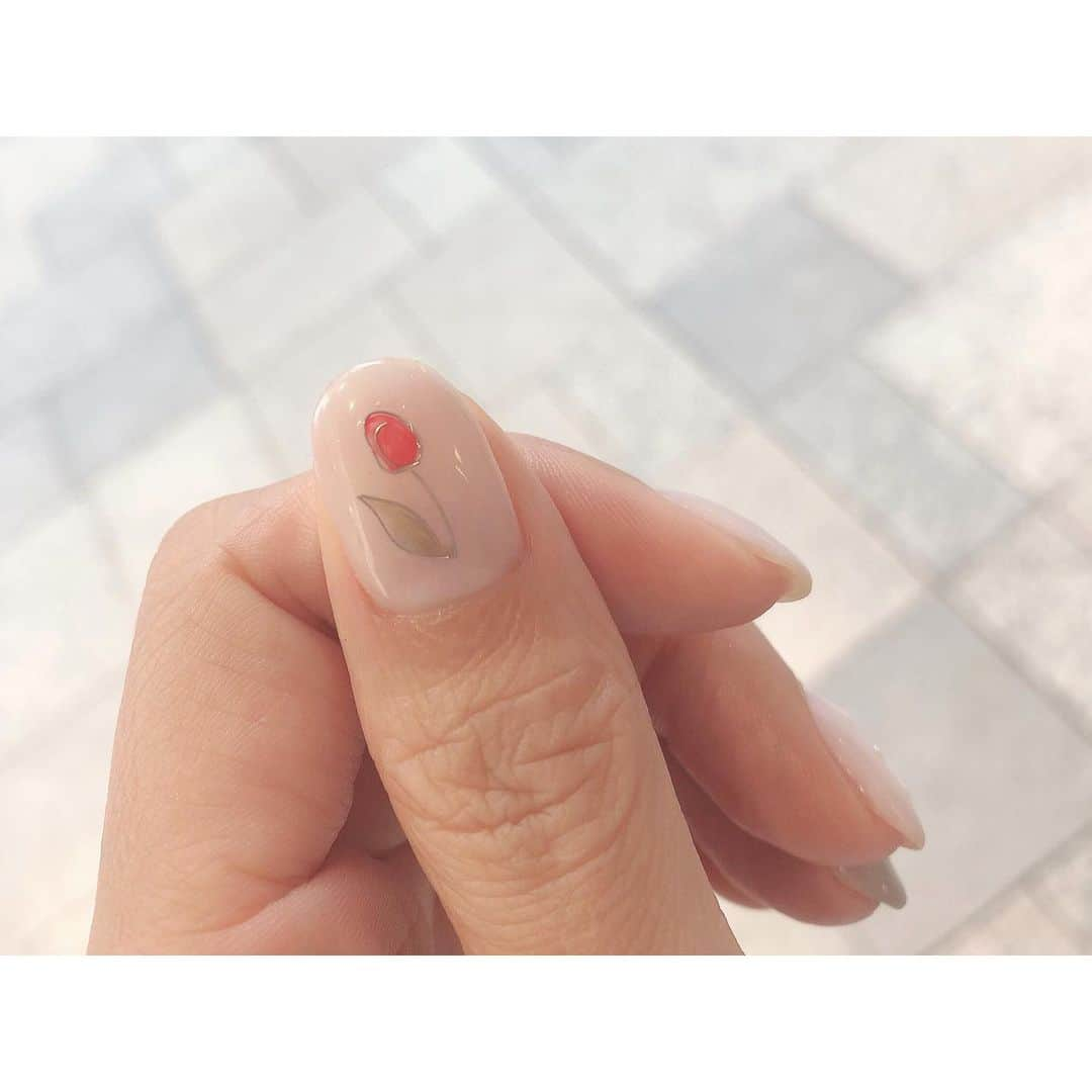 やっこさんのインスタグラム写真 - (やっこInstagram)「🌷﻿ ﻿ ﻿ ﻿ ﻿ ﻿ ﻿ ﻿ new nail💅﻿ ﻿ ﻿ 今回はチューリップネイルです🌷﻿ ワイヤーでチューリップを作っていただきました！﻿ かわいい〜〜♡﻿ ﻿ ほかの指もきらきらに！！﻿ 最近一本一本ちがうネイルが好きだなぁ〜🧐﻿ ﻿ @bonnechance_nail さん﻿ ありがとうございました☺️﻿ ﻿ ﻿ ﻿ ﻿ ﻿ ﻿ #やっこ #bonnechance #ボンシャンス #表参道ネイルサロン #ネイル #ジェルネイル #ワイヤーネイル #フラワーネイル #チューリップ #チューリップネイル #春ネイル #キラキラネイル #ネイルデザイン #トレンドネイル」5月31日 13時26分 - yakko928