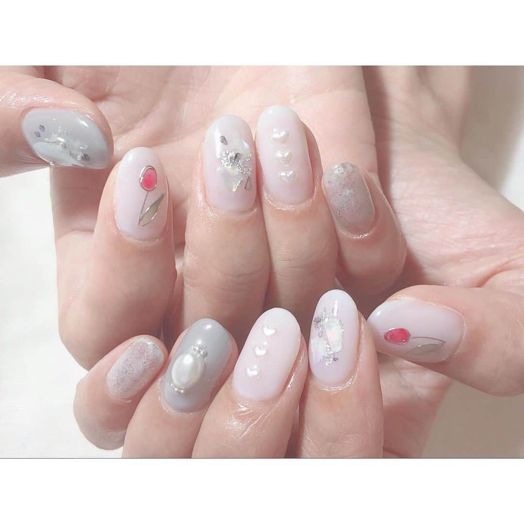 やっこさんのインスタグラム写真 - (やっこInstagram)「🌷﻿ ﻿ ﻿ ﻿ ﻿ ﻿ ﻿ ﻿ new nail💅﻿ ﻿ ﻿ 今回はチューリップネイルです🌷﻿ ワイヤーでチューリップを作っていただきました！﻿ かわいい〜〜♡﻿ ﻿ ほかの指もきらきらに！！﻿ 最近一本一本ちがうネイルが好きだなぁ〜🧐﻿ ﻿ @bonnechance_nail さん﻿ ありがとうございました☺️﻿ ﻿ ﻿ ﻿ ﻿ ﻿ ﻿ #やっこ #bonnechance #ボンシャンス #表参道ネイルサロン #ネイル #ジェルネイル #ワイヤーネイル #フラワーネイル #チューリップ #チューリップネイル #春ネイル #キラキラネイル #ネイルデザイン #トレンドネイル」5月31日 13時26分 - yakko928