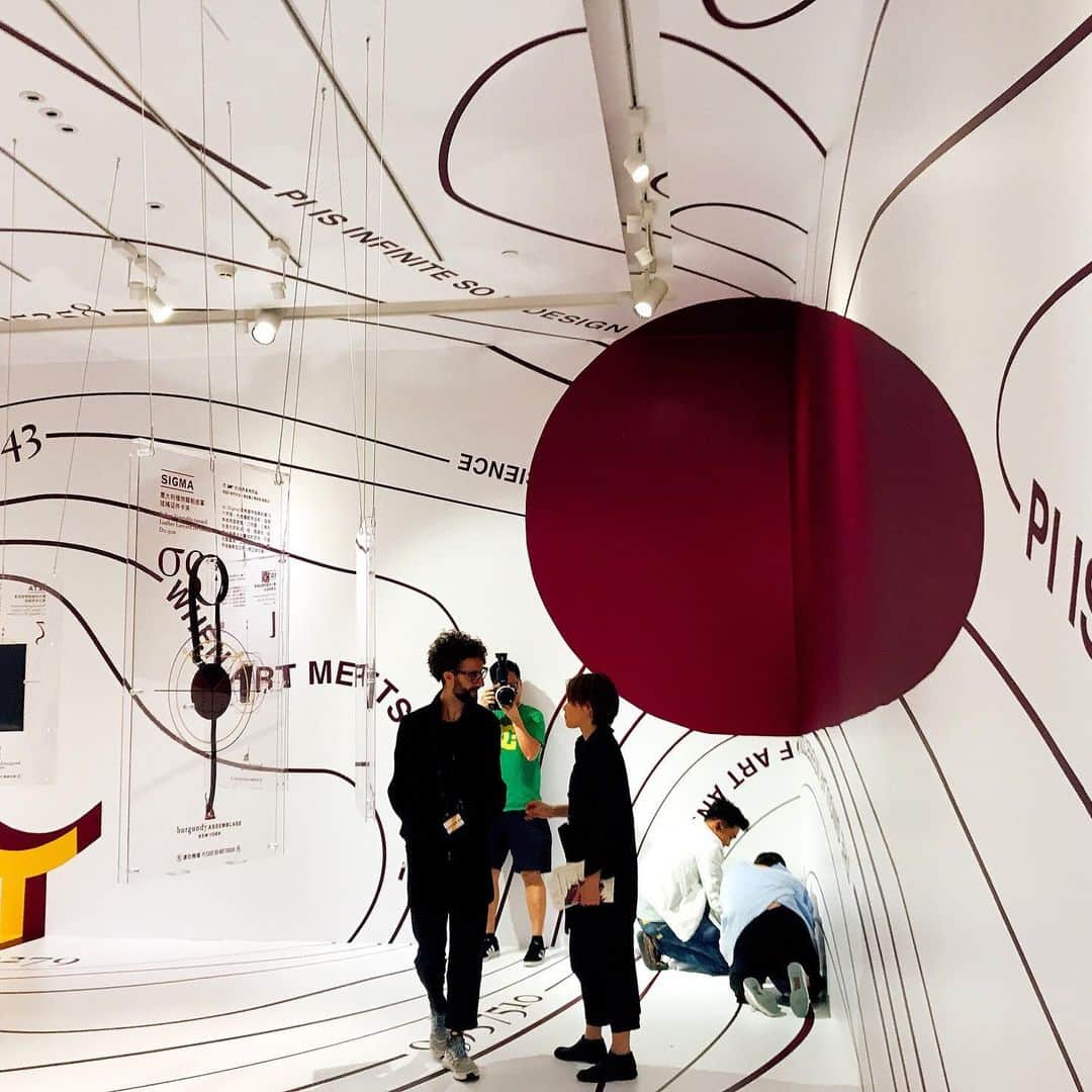 エディ・ポンさんのインスタグラム写真 - (エディ・ポンInstagram)「Pi is infinite ♾ so is design. Where art meets science. #art#piexhibition#edwlog#science#burgundyassemblage#shanghai#museum」5月31日 13時29分 - yuyanpeng