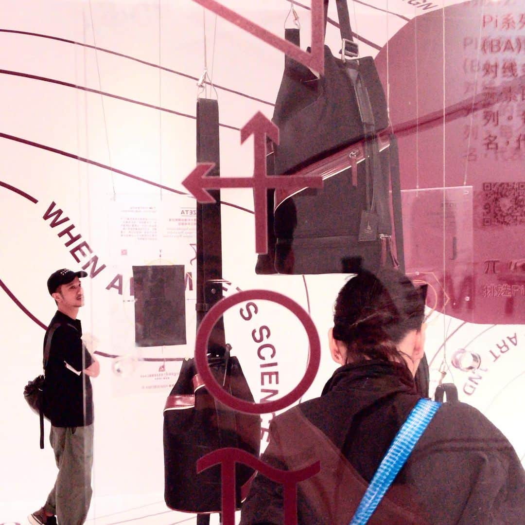 エディ・ポンさんのインスタグラム写真 - (エディ・ポンInstagram)「Pi is infinite ♾ so is design. Where art meets science. #art#piexhibition#edwlog#science#burgundyassemblage#shanghai#museum」5月31日 13時29分 - yuyanpeng