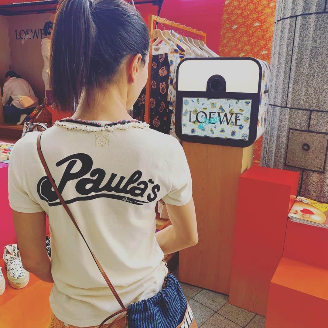 亀恭子のインスタグラム：「LOEWE 「パラウズ ロードトリップ」 明日、6/1（土） 名古屋 松坂屋前にて。 . . . お客様へのスタイリング・アドバイスで、 私 13:00-17:00 にいます。 . . 是非ぜひ、 お近くにお越しの際は遊びに来てください^ ^ . . #loewe #2019ss #loewedaimarukobe #popup #personalstyling」