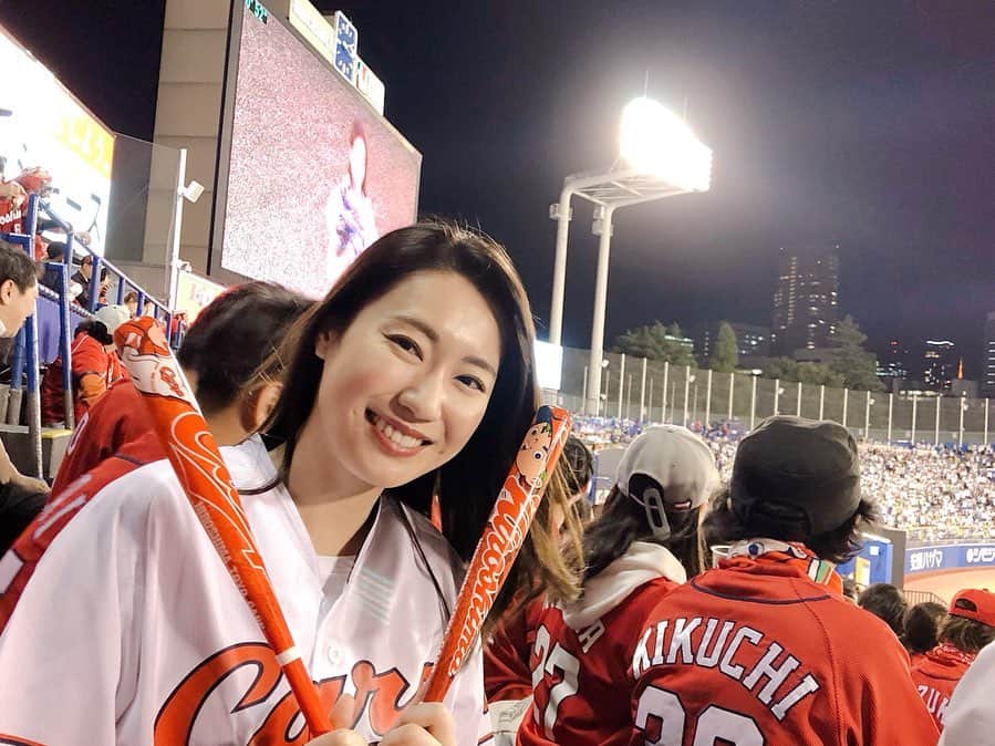 のインスタグラム：「昨日もカープ応援しに行ったよ😍⚾️山口翔選手、プロ2年目にして初先発で、7回無失点の好投でした🥰完投完封してほしかった😍 －－－－－－－－－－ スライドして👉【2枚目】 ちょうど動画撮ってた7回2アウトの山田哲人までノーヒットノーランで、そのあと村上にヒット打たれたけどその1ヒットだけ❣️本っ当ーに素晴らしい😍 －－－－－－－－－－ 遅れて6回表からの観戦だったんだけど、もうその時点で7-0だったから、ヤクルトも頑張ってほしい🥺って思っちゃったのはここだけの話🤫(神宮よく観に行くし、昔ヤクルト側からエール交換してくれて感動してからヤクルトも好きな球団です😊) 広輔やバティちゃんのホームランも観れたし、曽根もライトの守備、ナイスでした👏 カープみんなで繋いでてみんなでしっかり守って、チームプレーがますます感じられてすごく嬉しい😚💕 今日も勝利の女神でした🗽😂笑 －－－－－－－－－－ #山口翔 選手 #広島カープ #広島東洋カープ #カープ #ヤクルト戦 #baseball #神宮球場 #カープ女子 #forrowme #l4l #love #勝利の女神 #野球好き #野球好き女子 #カープファン #カープ勝った」