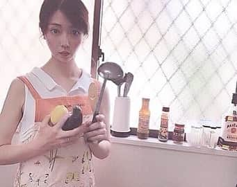 安藤志穂美さんのインスタグラム写真 - (安藤志穂美Instagram)「この100均のしゃもじ。 可愛いと思って買ったの。 でもご飯粒が必ず目の中に入って、楊枝でクリクリしないとなかなか取れない😢 でもいつも微笑んでくれるので、憎めず使っています☺︎❤︎ #しゃもじ #100均 #cooking  #apron #hanaemori  #smile #happy #holiday #housewife #japanese #japanesefood  #pescovegetarian  #vegetarian #vegetable #animalrights  #専業主婦 #毎日ひま」5月31日 13時31分 - shiomi_ando