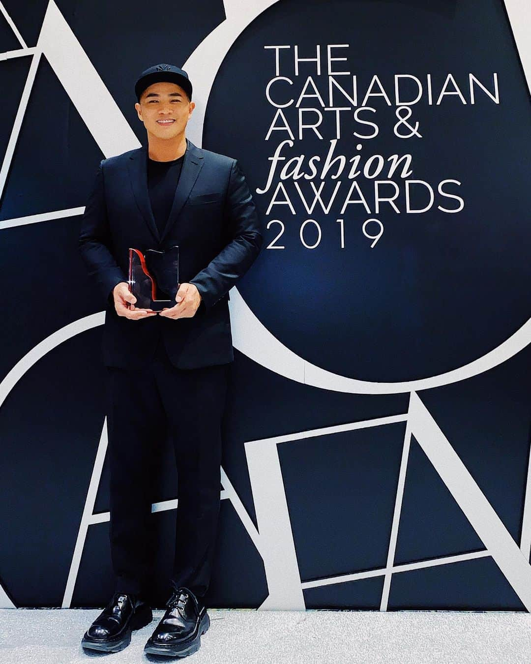 Hung Vanngoさんのインスタグラム写真 - (Hung VanngoInstagram)「I am thrilled/honoured to be the winner of the inaugural Makeup Artist of the Year Award at the 6th @cafawards!!! Canada has nurtured so many talents. Many thanks to @vickymilner6 & everyone on the jury who voted for me. Also special thanks to @maisonvalentino @thatgirlbeverly for dressing me up for this special night! ❤️❤️❤️❤️」5月31日 13時31分 - hungvanngo