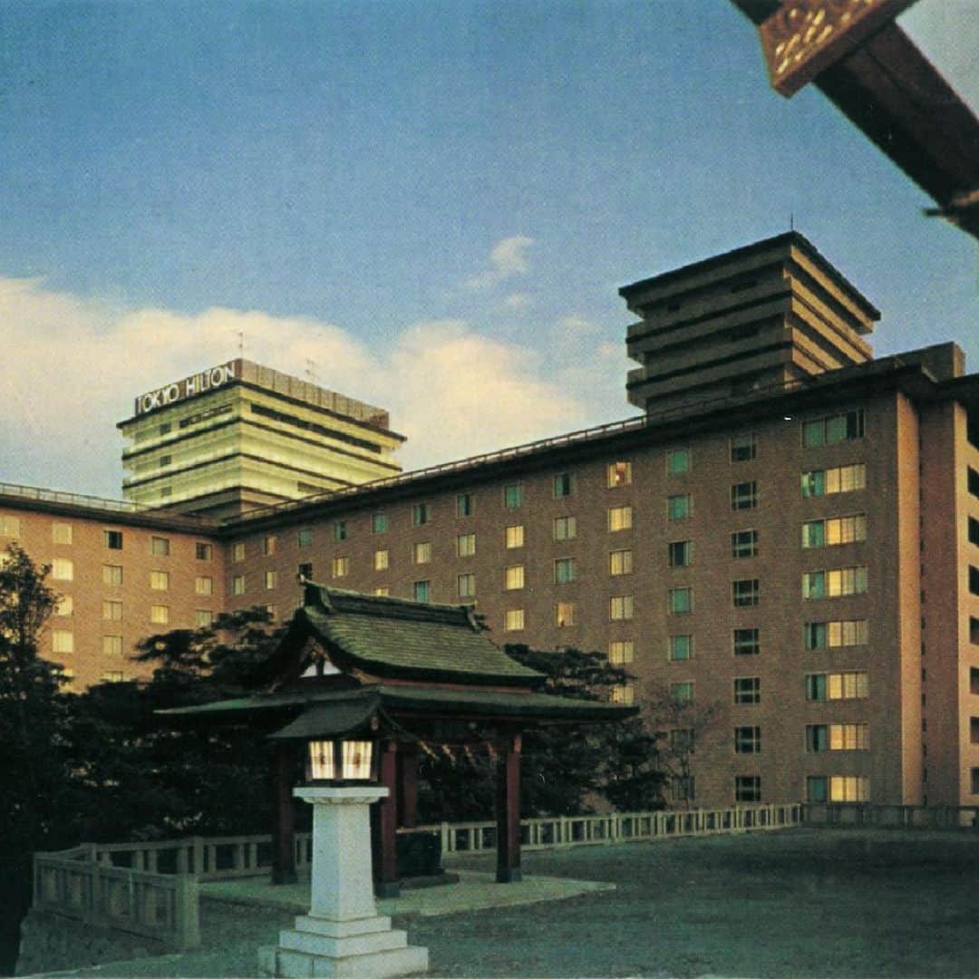 ヒルトン東京さんのインスタグラム写真 - (ヒルトン東京Instagram)「永田町から新宿に移転し、🏢東京ヒルトンインターナショナル（現ヒルトン東京）として再開業。🌌ヒルトン東京は日本初の外資系ホテルです。﻿ ﻿ 現在のヒルトンスイーツビュッフェの先駆けとなる、日本初のデザートビュッフェが東京ヒルトンにて誕生した。﻿ ﻿ ㊗️ヒルトン100周年記念！﻿ マーブルラウンジのデザートビュッフェが💯時間セール行います！﻿ 詳細はプロフィールのリンクより🥰﻿ ﻿ #ヒルトン100 #100周年 #記念日 #ヒルトン東京﻿ #タイムセール #お得情報﻿ #hilton100 #hiltontokyo #anniversary」5月31日 13時37分 - hiltontokyo