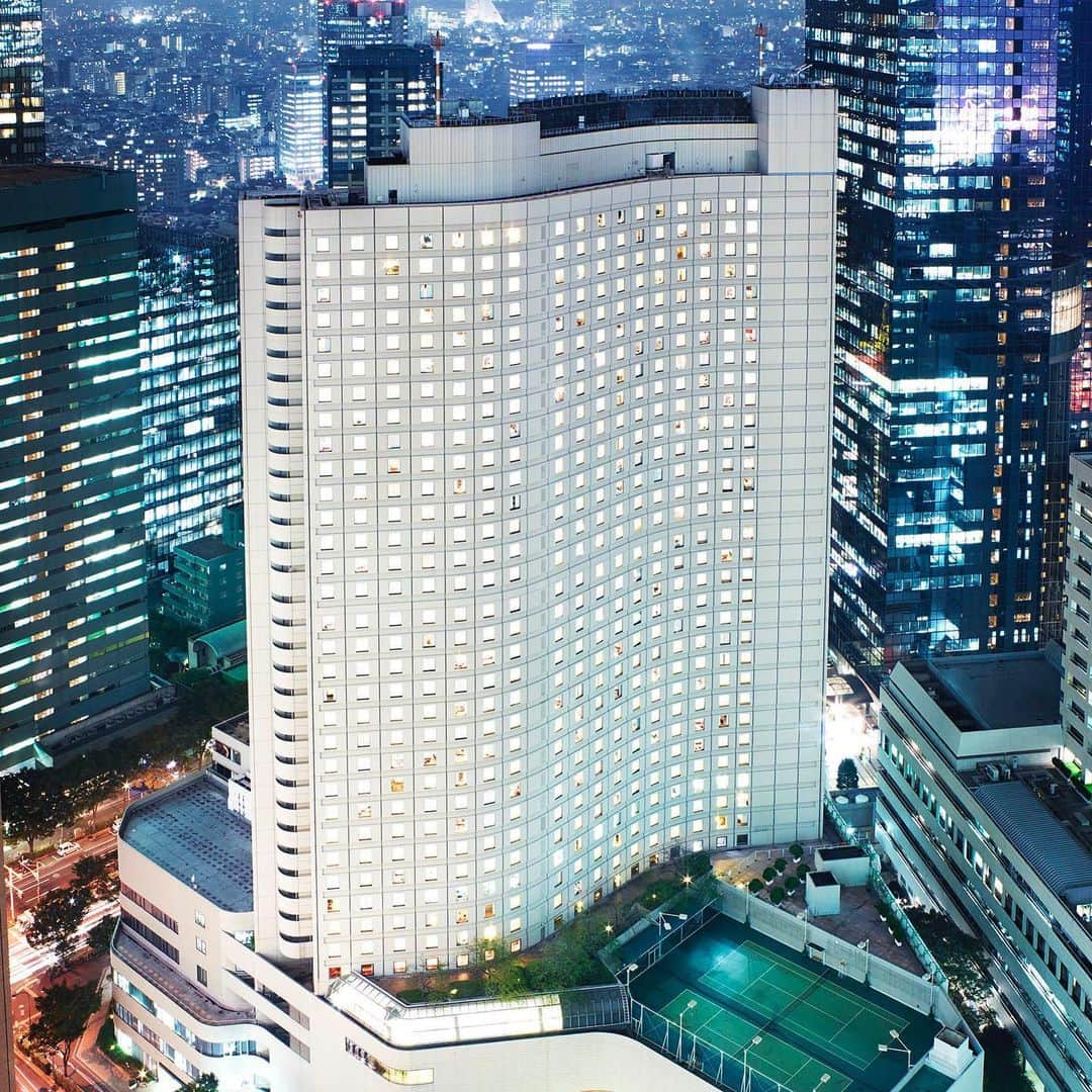 ヒルトン東京さんのインスタグラム写真 - (ヒルトン東京Instagram)「永田町から新宿に移転し、🏢東京ヒルトンインターナショナル（現ヒルトン東京）として再開業。🌌ヒルトン東京は日本初の外資系ホテルです。﻿ ﻿ 現在のヒルトンスイーツビュッフェの先駆けとなる、日本初のデザートビュッフェが東京ヒルトンにて誕生した。﻿ ﻿ ㊗️ヒルトン100周年記念！﻿ マーブルラウンジのデザートビュッフェが💯時間セール行います！﻿ 詳細はプロフィールのリンクより🥰﻿ ﻿ #ヒルトン100 #100周年 #記念日 #ヒルトン東京﻿ #タイムセール #お得情報﻿ #hilton100 #hiltontokyo #anniversary」5月31日 13時37分 - hiltontokyo