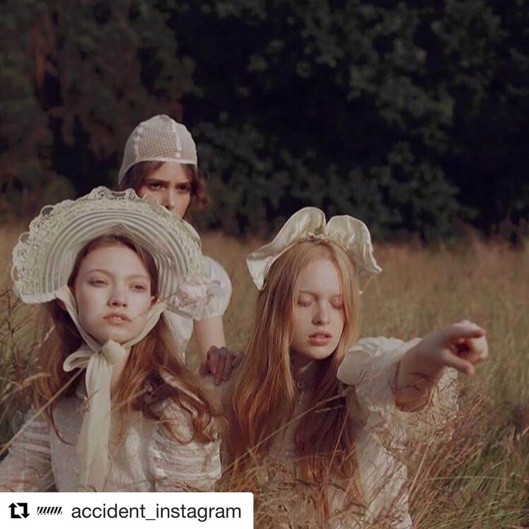 のインスタグラム：「#Repost @accident_instagram  大阪でpop up本日からです💕 東京のお店み通常通り営業しています。 ・・・ 【CURIOSのポップアップを開催！- Vintage HOLIC】. . 明日5月31日(金)〜6月10日(月)まで ルクア 3F Vintage HOLIC(@vintageholic_official )にて、スタイリストNao Koyabuと F-troupeデザイナー・jabberwockyのMick Hoyleが手がける東京 中目黒のコンセプトストア・CURIOSのポップアップを開催いたします！. . イギリスやフランスで買い付ける18世紀から1930年代のアンティークやコスチュームといったヴィンテージアイテムは、スタイリストの視点を生かしたデザイン重視のバイイングが魅力です。皆様のお越しを心よりお待ちしております。. . . ▷CURIOS スタイリスト小藪奈央と英シューズブランド F-TROUPE のミック・ホイルによるヴィンテージキュレーションショップ。. . . 5月31日(金) - 6月10日(月) 【CURIOS POP UP】 @vintageholic_official. CURIOS. . . #小藪 奈央#Curios#accident_instagram#shovel_official#vintageholic_official#アクセサリー#イヤリング#ピアス#ブローチ#ネックレス#ブレスレット#ブローチ#vintage#ビンテージ#ヴィンテージ#vintagejewelry#vintageJewelry#antique#アンティーク#ジュエリー#アクセサリー#jewelry#antiqueJewelry#アンティークジュエリー#ビンテージジュエリー#大阪#LUCUA#ルクア」